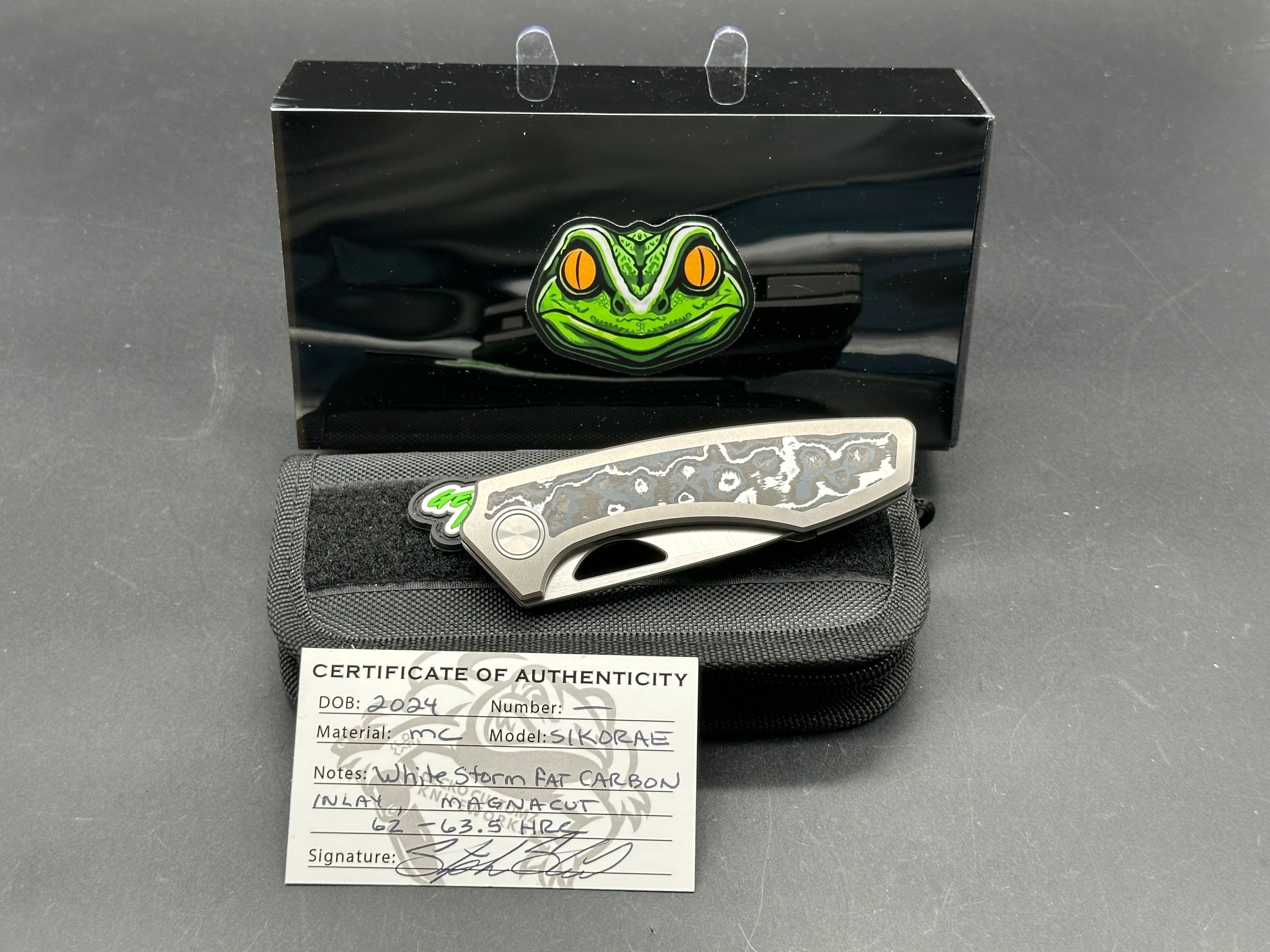 Gecko Customz Knifeworks Sikorae, 3.04" MagnaCut Satin Blade with Titanium & White Storm Fat Carbon Inlay Handle