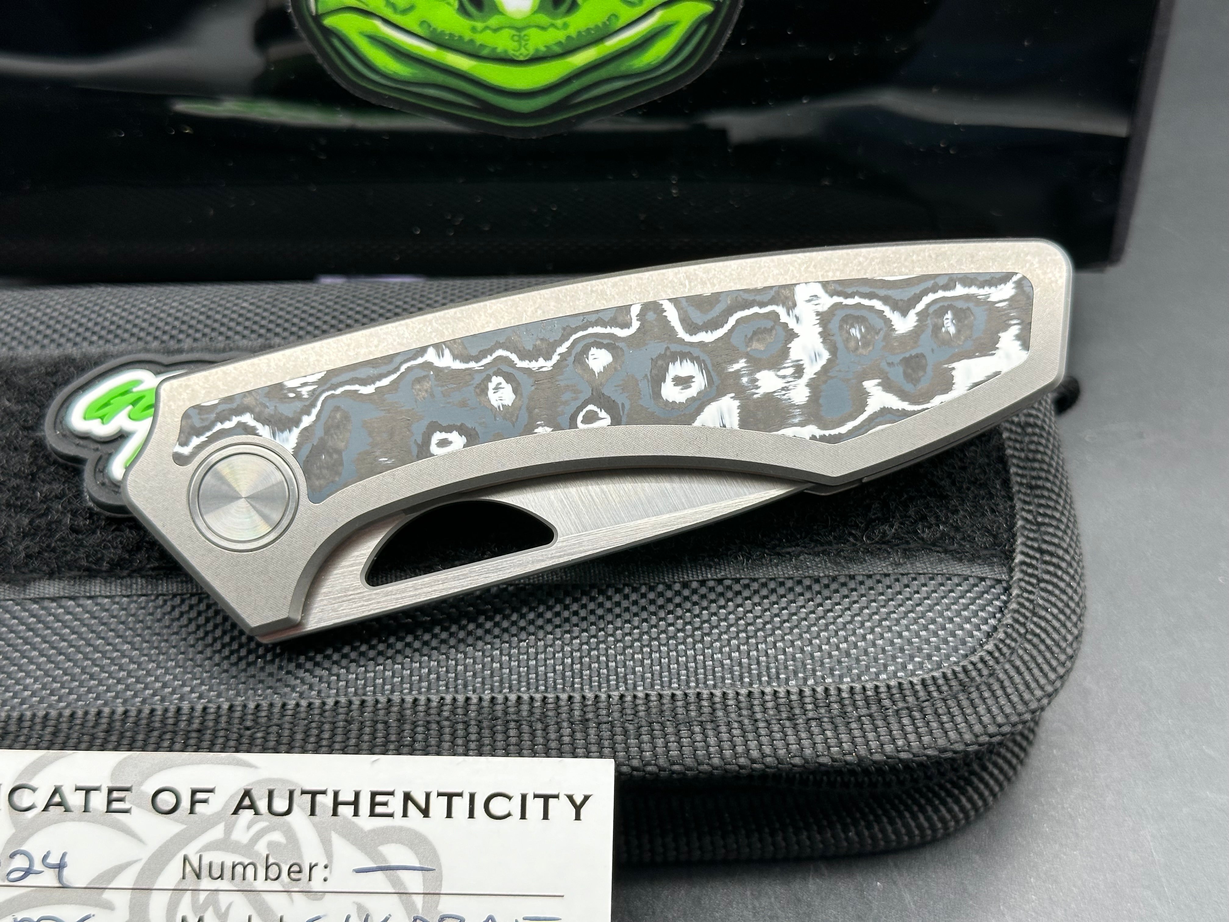 Gecko Customz Knifeworks Sikorae, 3.04" MagnaCut Satin Blade with Titanium & White Storm Fat Carbon Inlay Handle