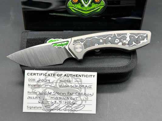 Gecko Customz Knifeworks Sikorae, 3.04" MagnaCut Satin Blade with Titanium & White Storm Fat Carbon Inlay Handle