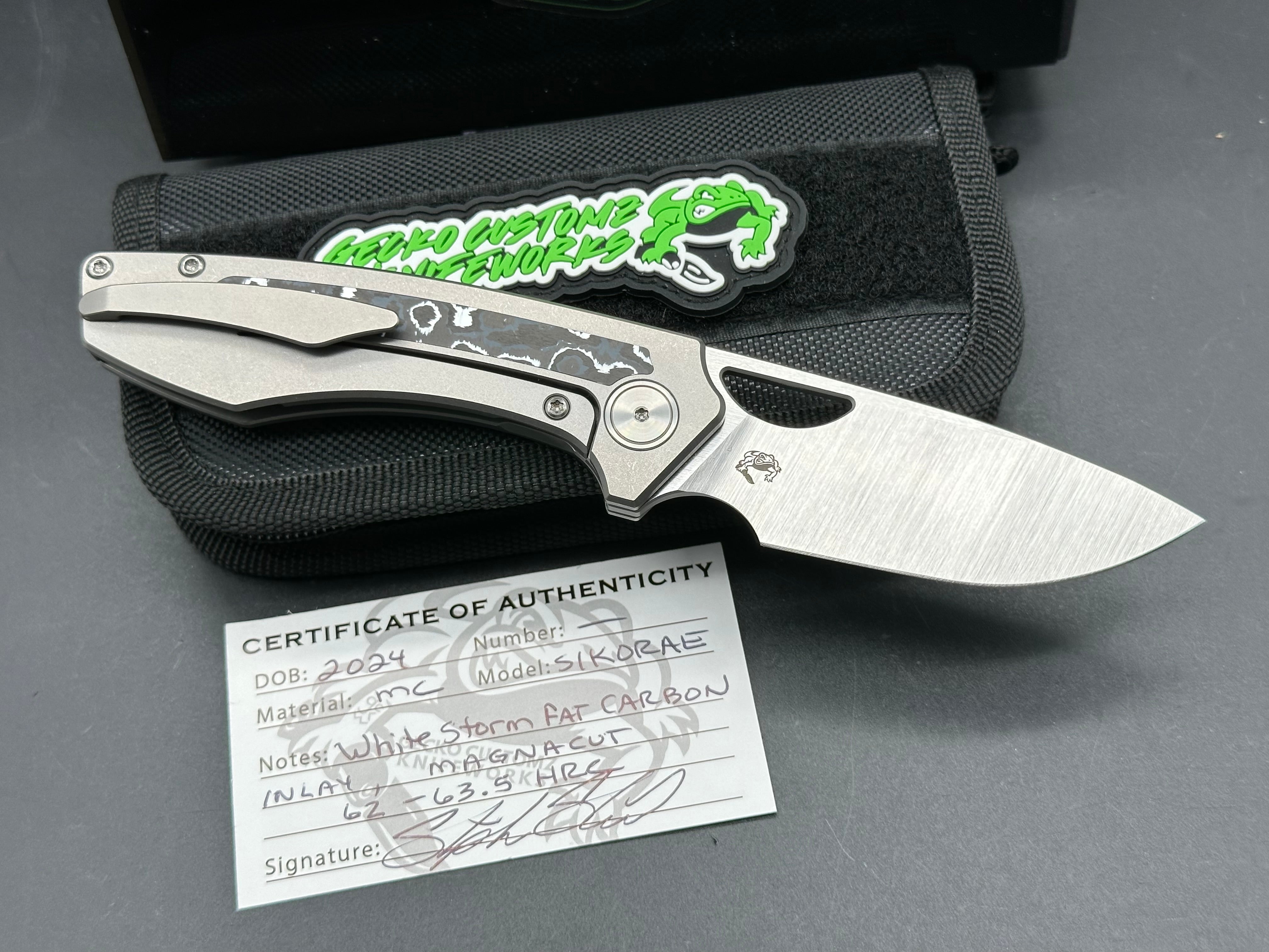 Gecko Customz Knifeworks Sikorae, 3.04" MagnaCut Satin Blade with Titanium & White Storm Fat Carbon Inlay Handle