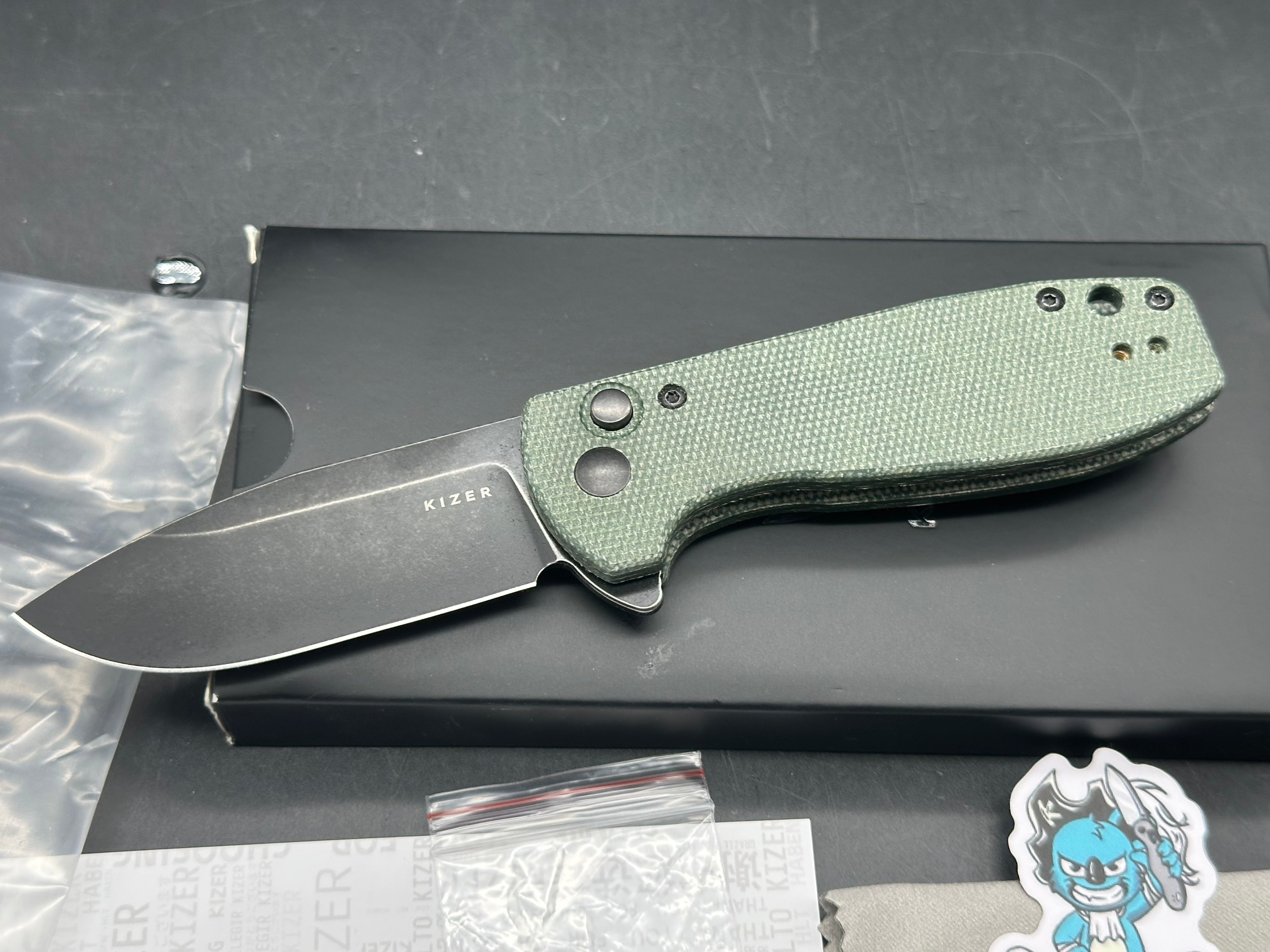 KIZER AMICUS GREEN MICARTA HANDLE 9CR18MOV BLACK BLADE