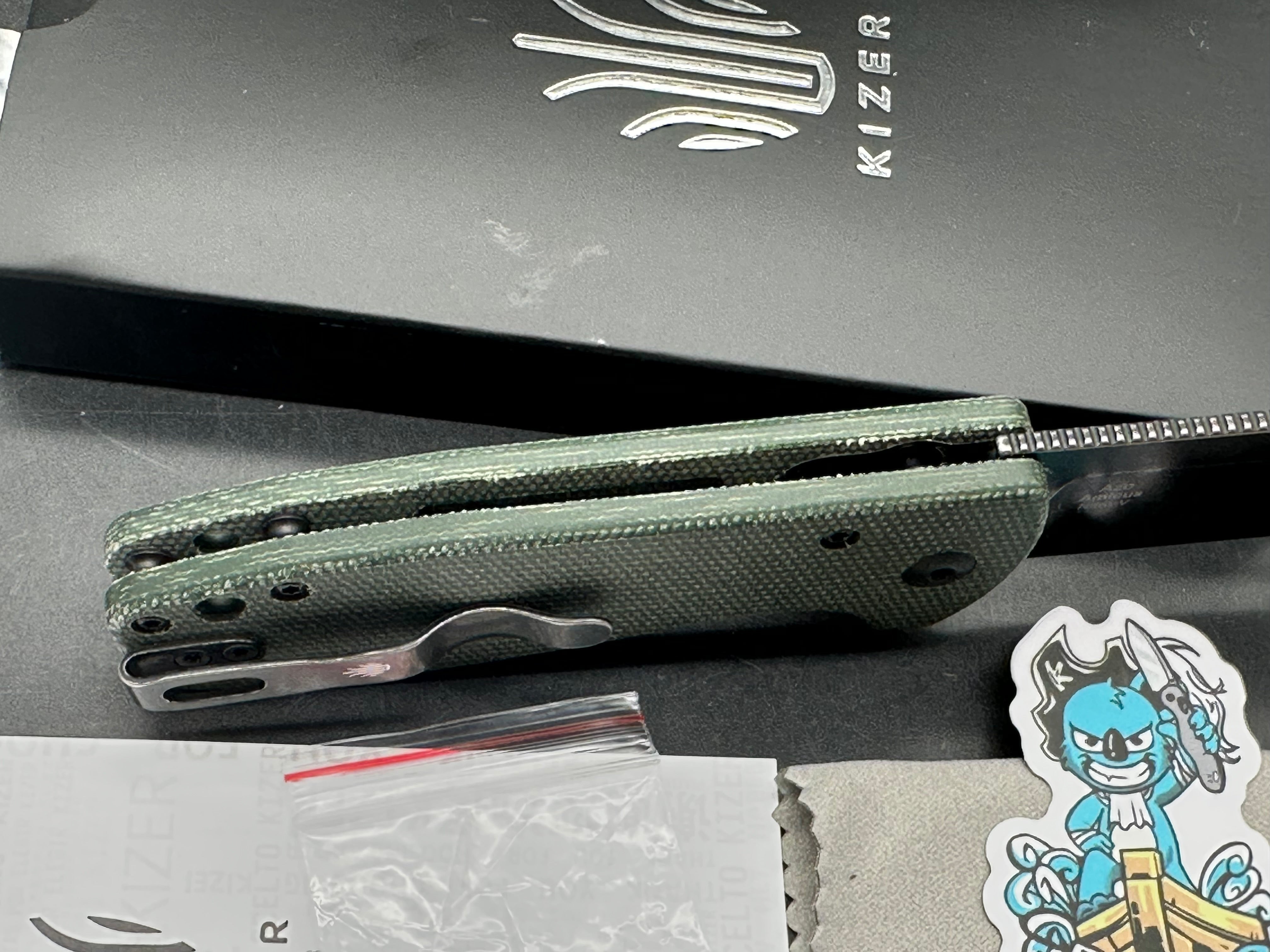 KIZER AMICUS GREEN MICARTA HANDLE 9CR18MOV BLACK BLADE