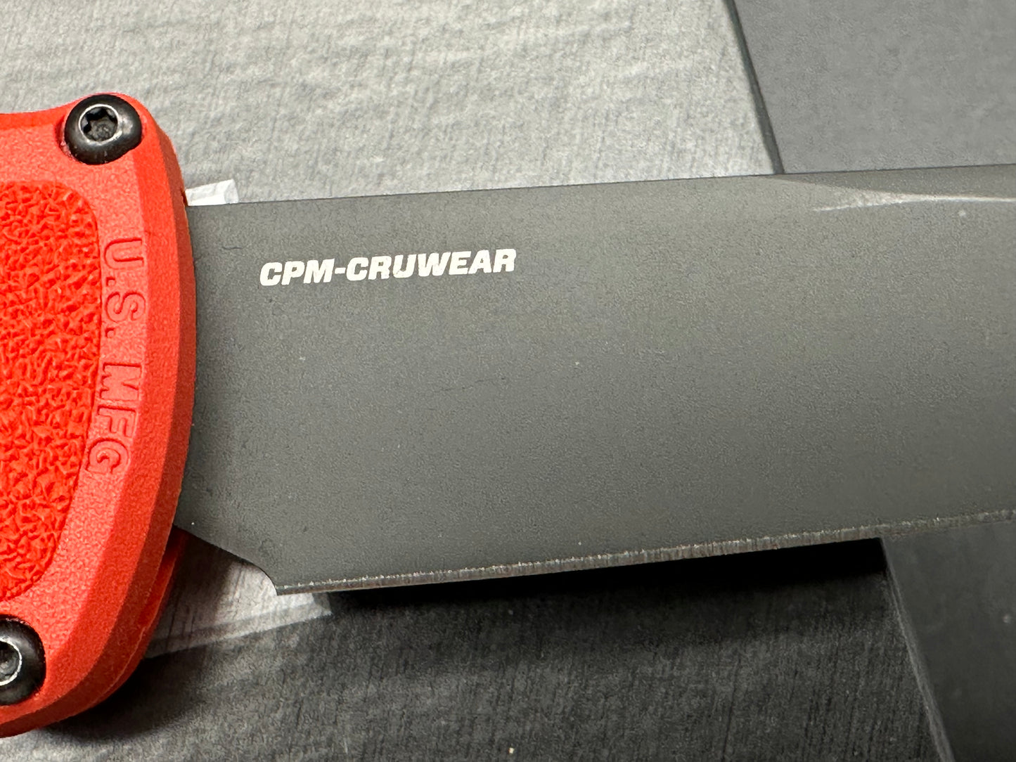 Benchmade Shootout - Limited edition CPM-Cruwear, Red Grivory