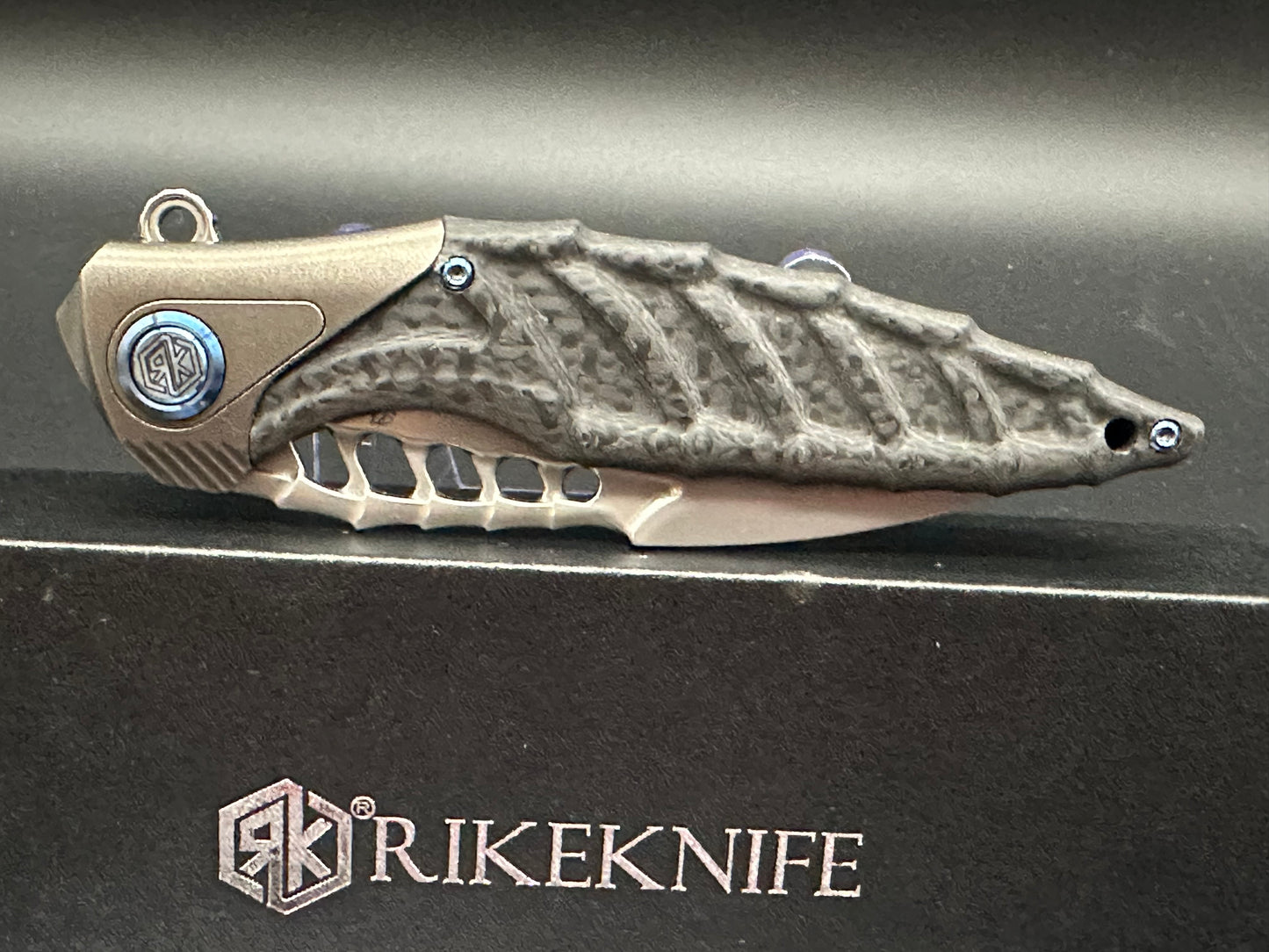 Rike Thor 7 B/CF carbon fiber handle w/M390 blade