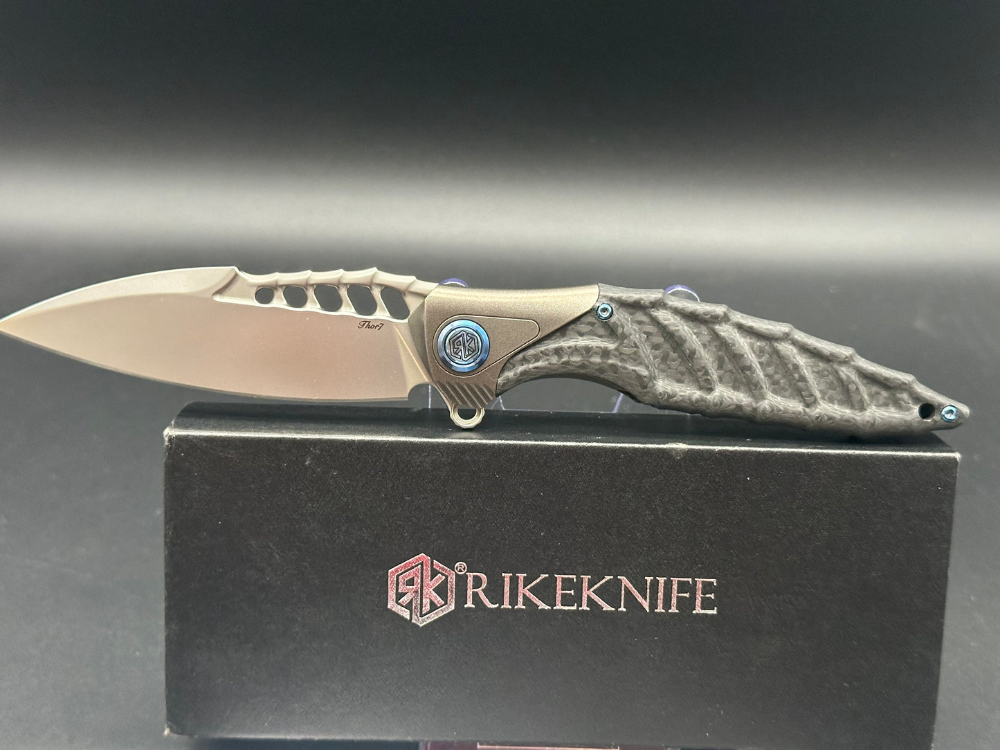 Rike Thor 7 B/CF carbon fiber handle w/M390 blade