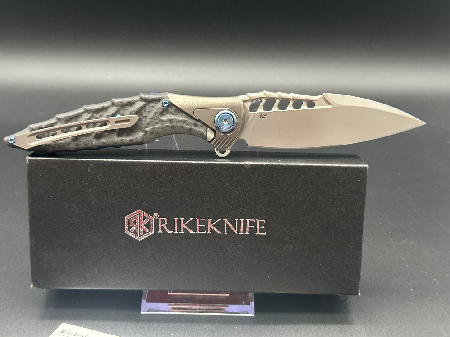 Rike Thor 7 B/CF carbon fiber handle w/M390 blade