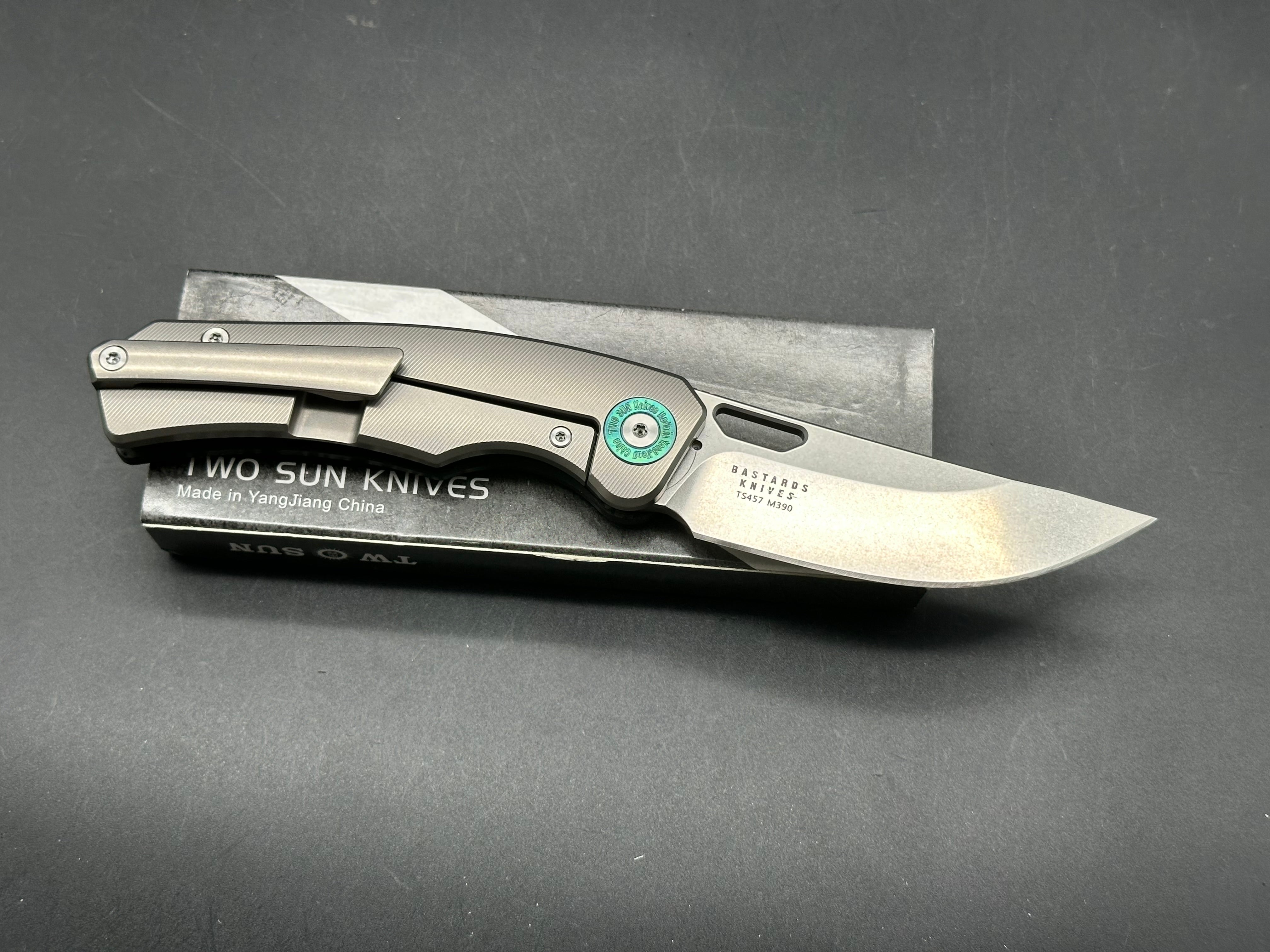TwoSun TS457 Titanium/CF handle w/M390 blade