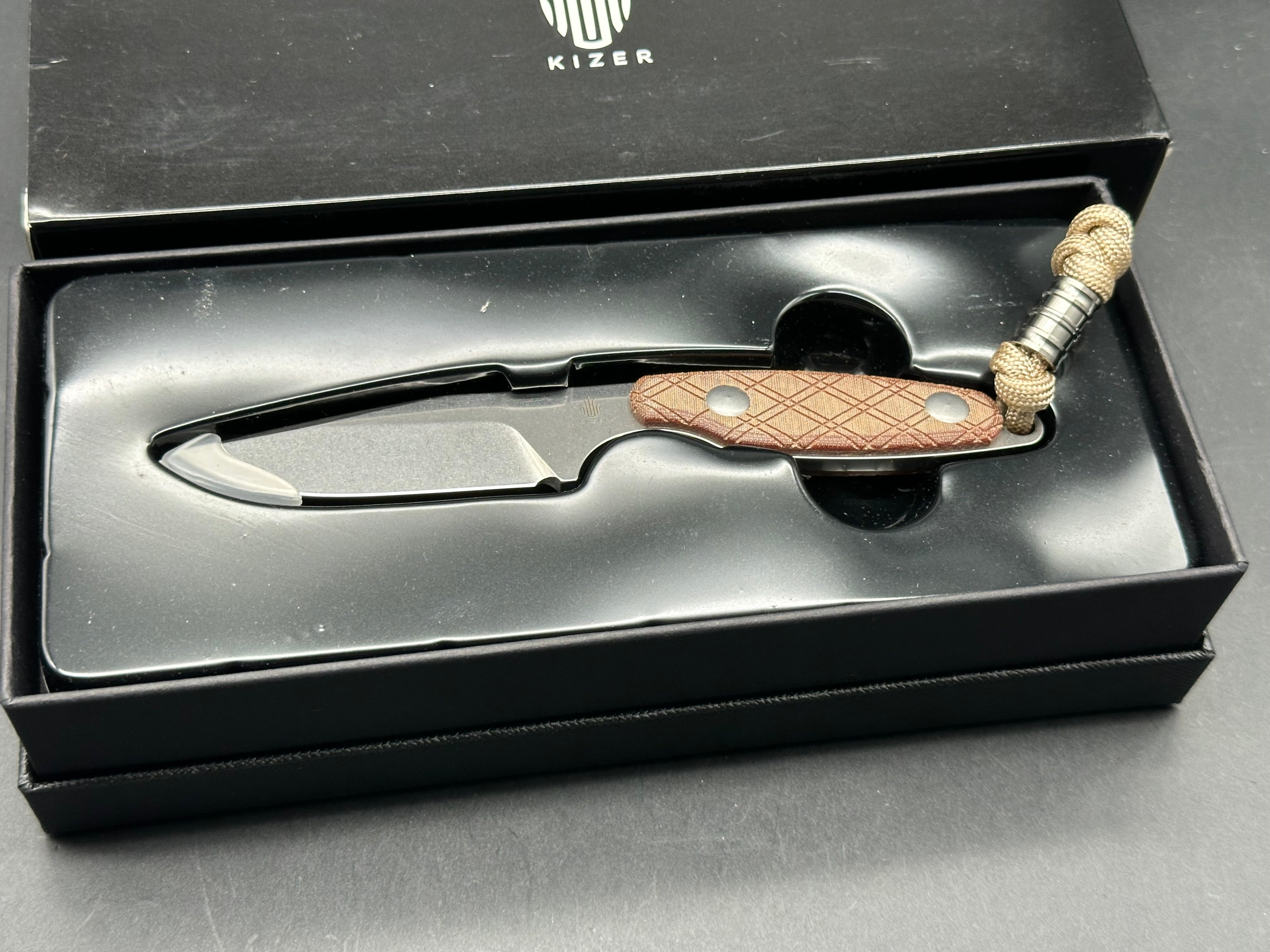 Kizer Muskrat Fixed blade knife incudes extra custom sheath