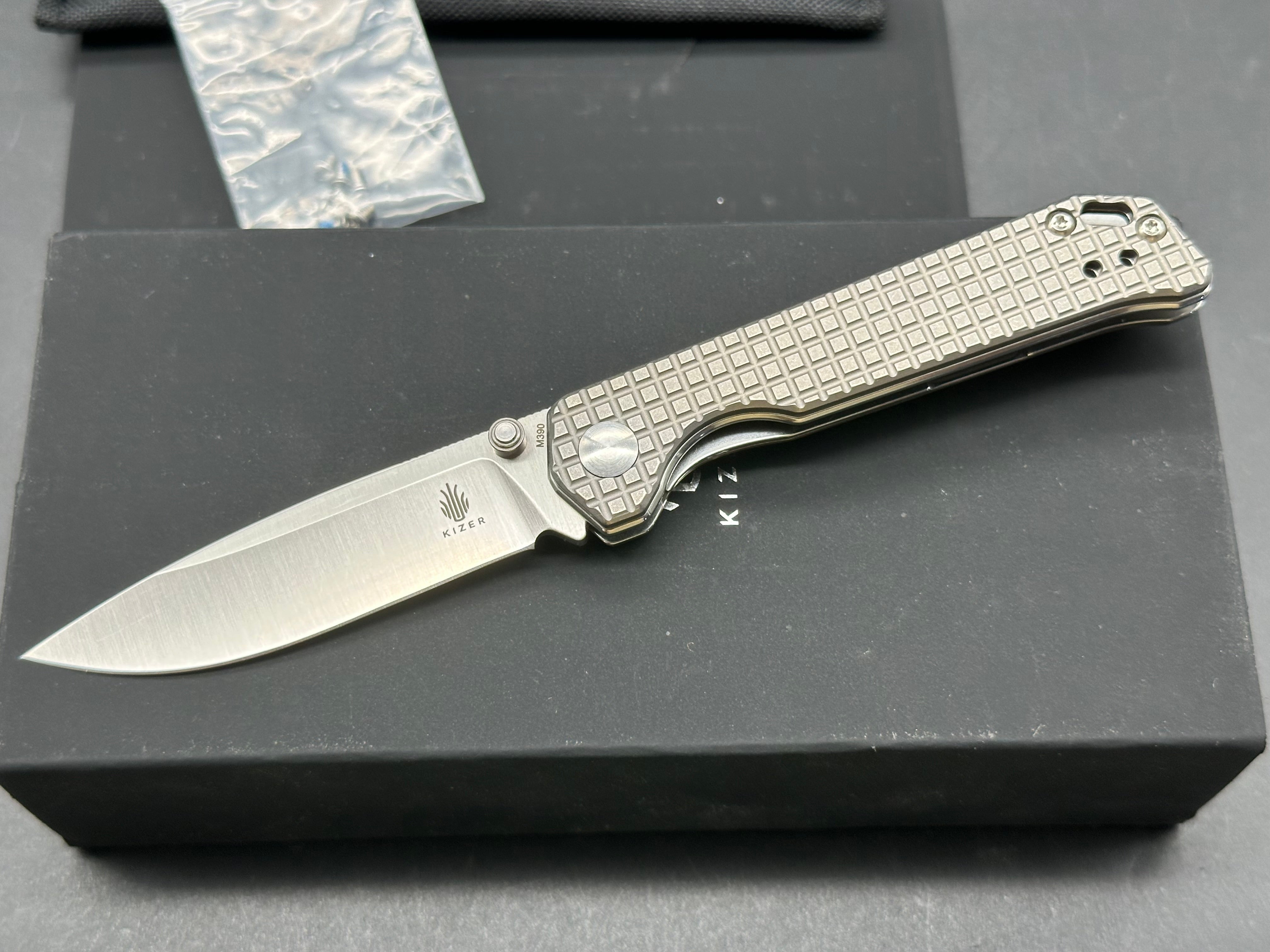 Kizer Begleiter Mini titanium frame lock folder w/M390 blade