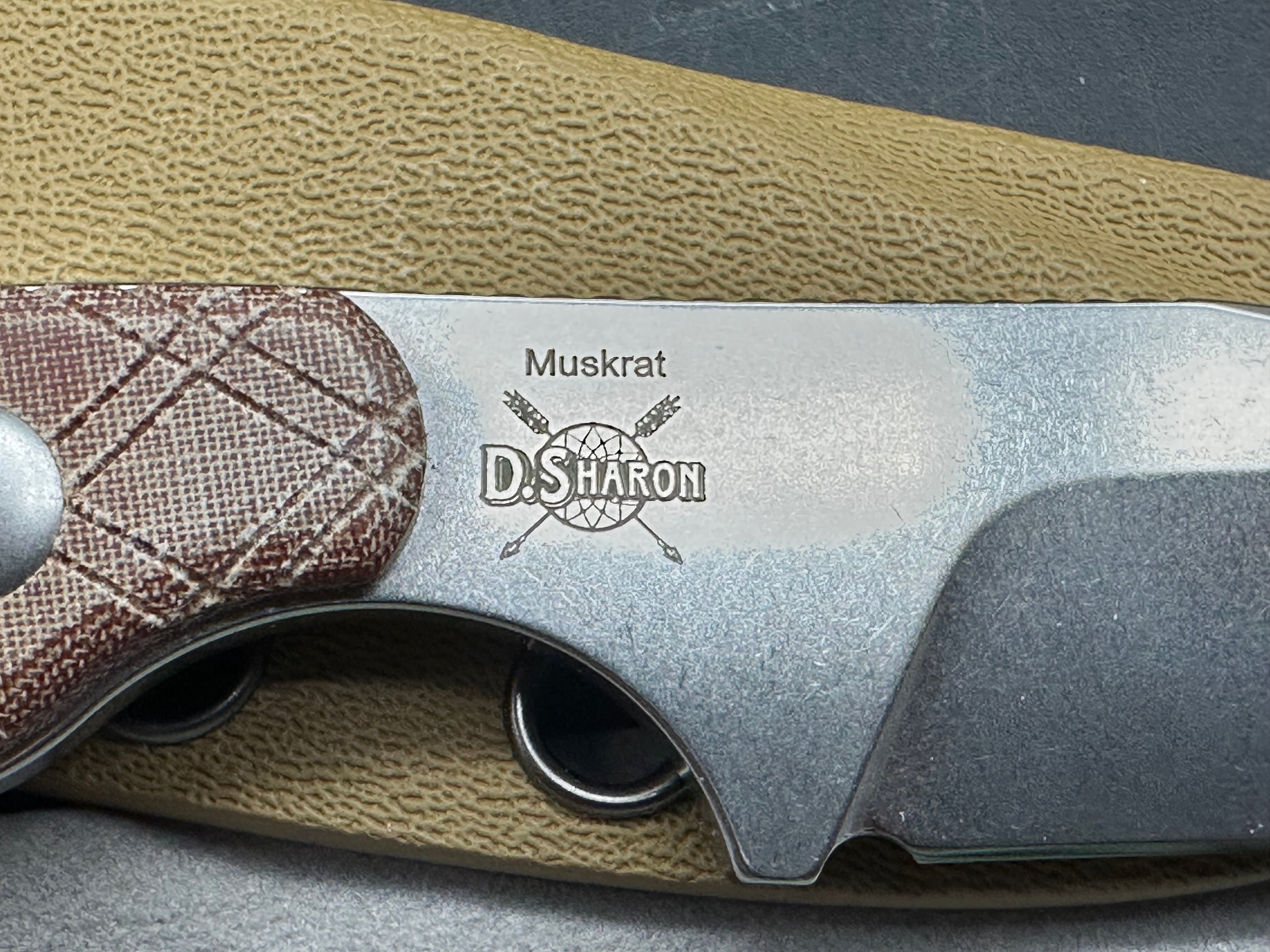 Kizer Muskrat Fixed blade knife incudes extra custom sheath