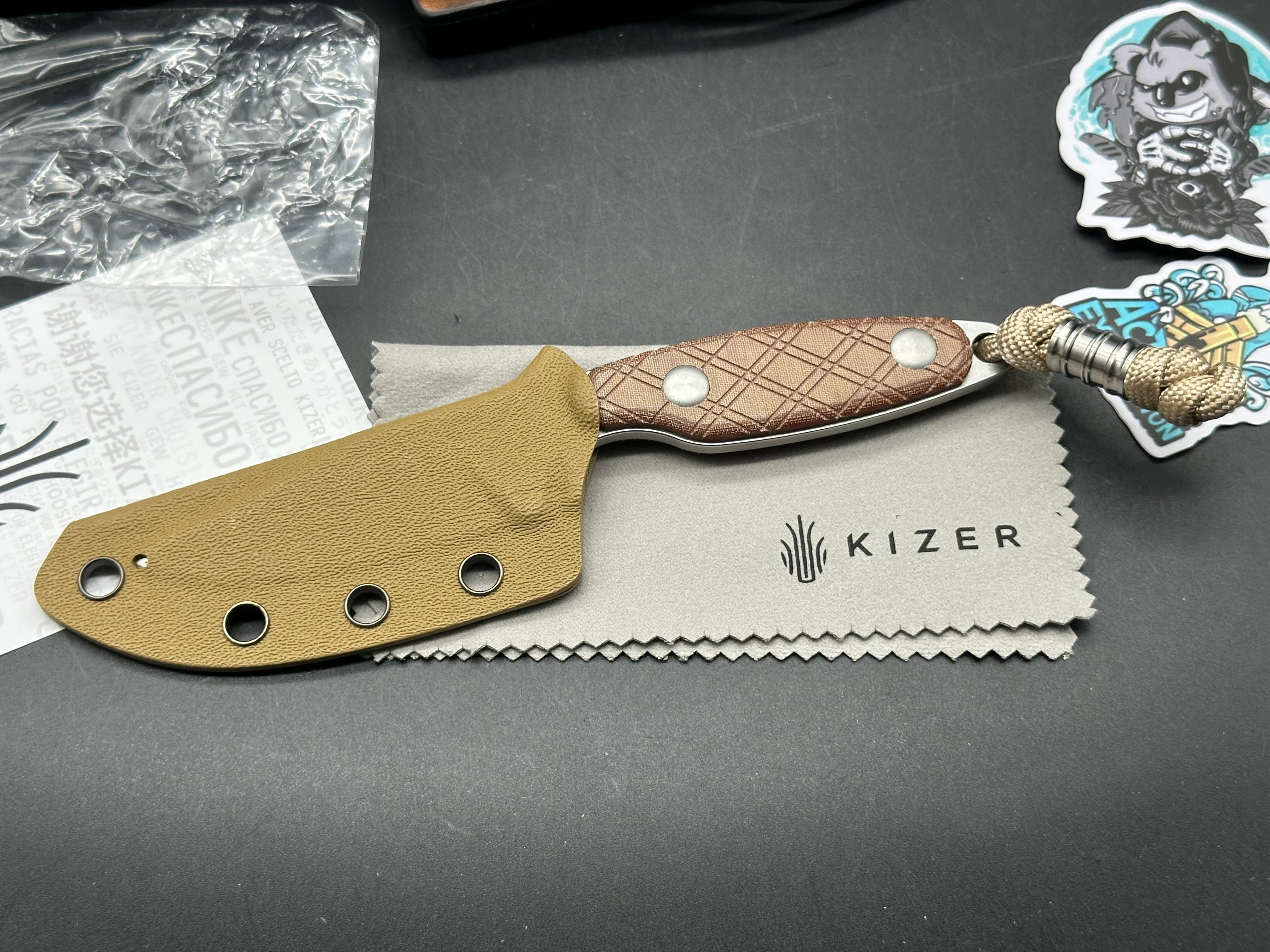 Kizer Muskrat Fixed blade knife incudes extra custom sheath