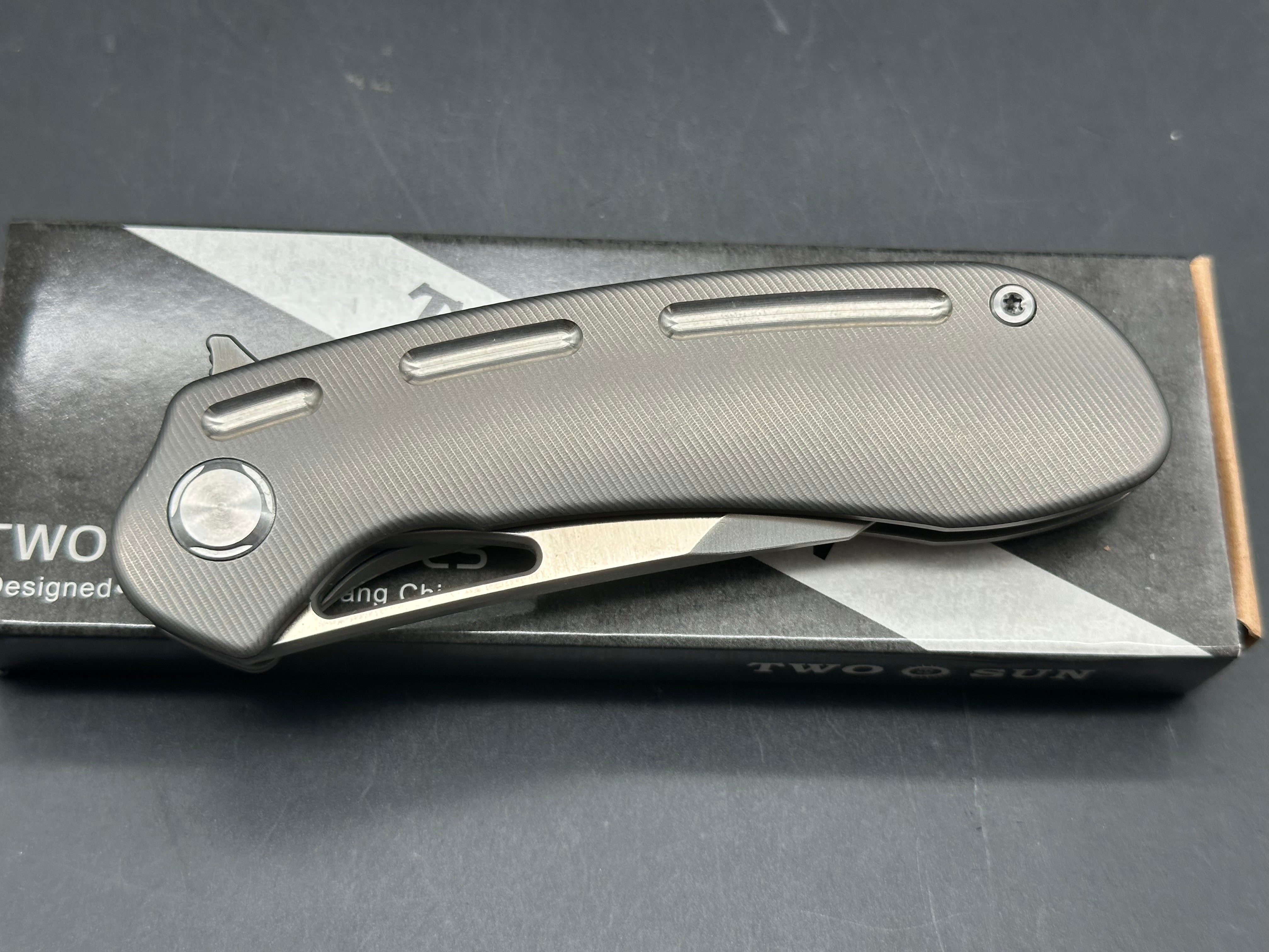 TWOSUN FOLDING KNIFE GREY TITANIUM HANDLE S110V PLAIN EDGE TS261