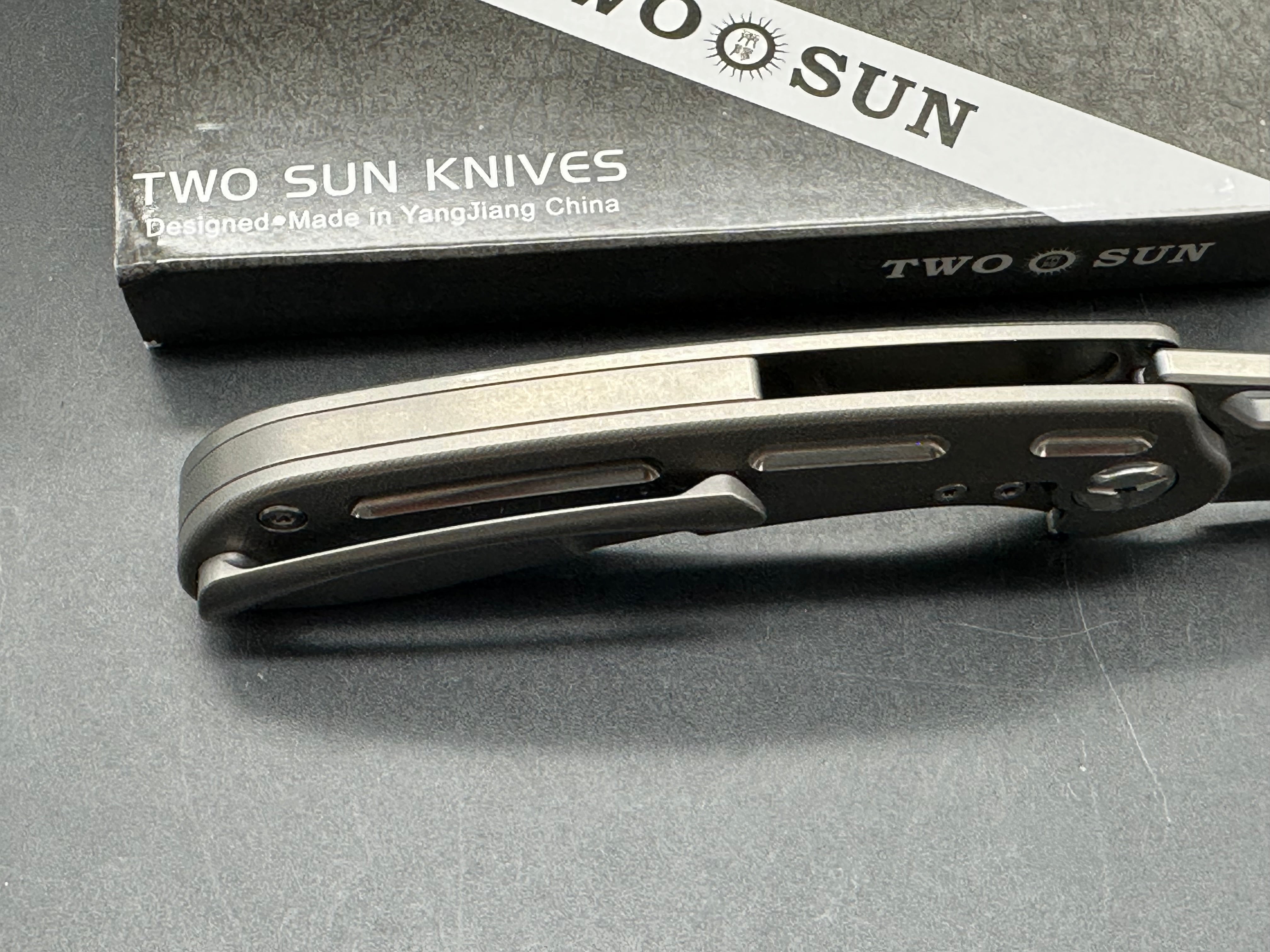 TWOSUN FOLDING KNIFE GREY TITANIUM HANDLE S110V PLAIN EDGE TS261
