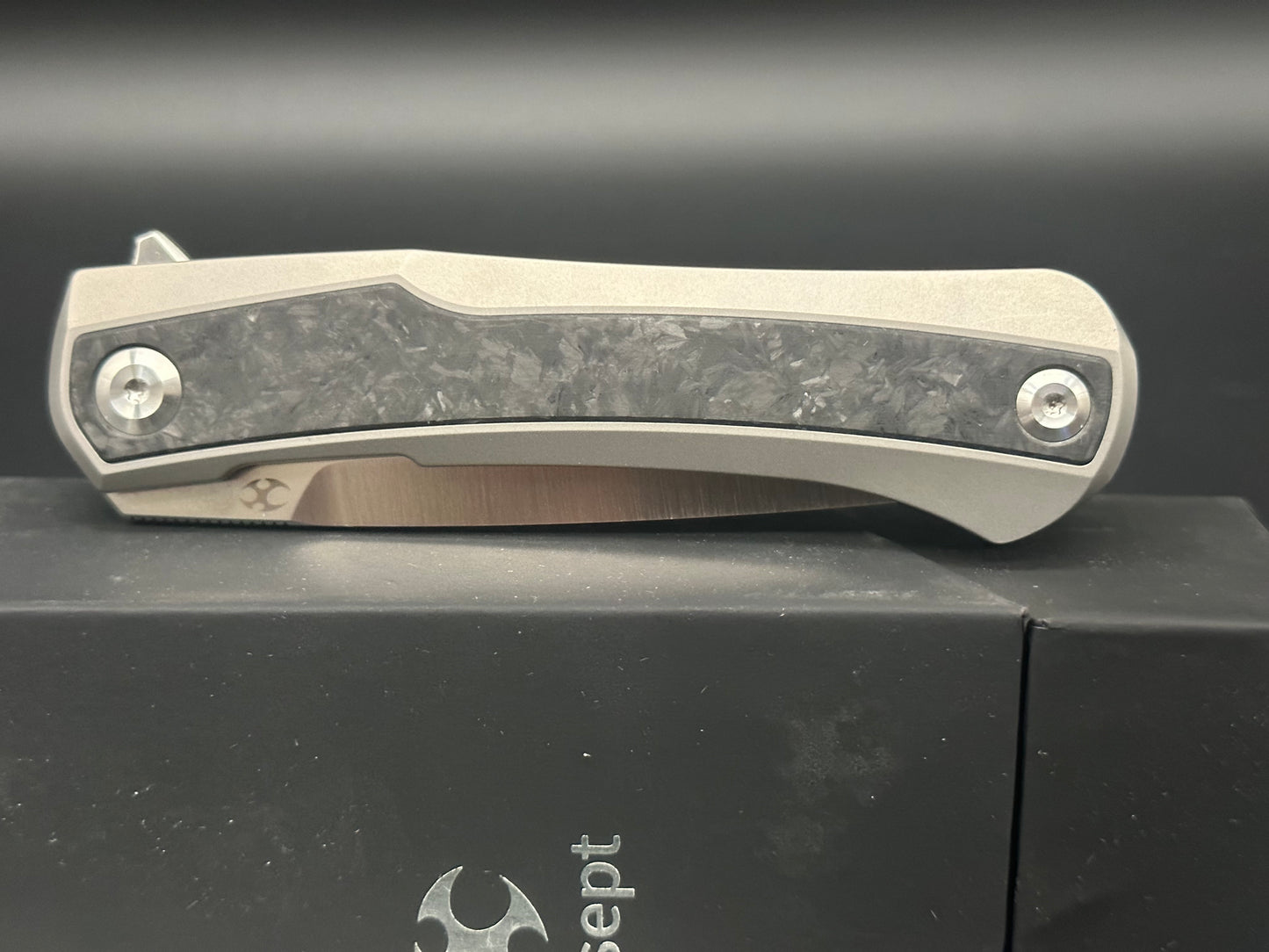 Kansept Ostap Hel Kratos/Silver Titanium Handle + Carbon Fiber