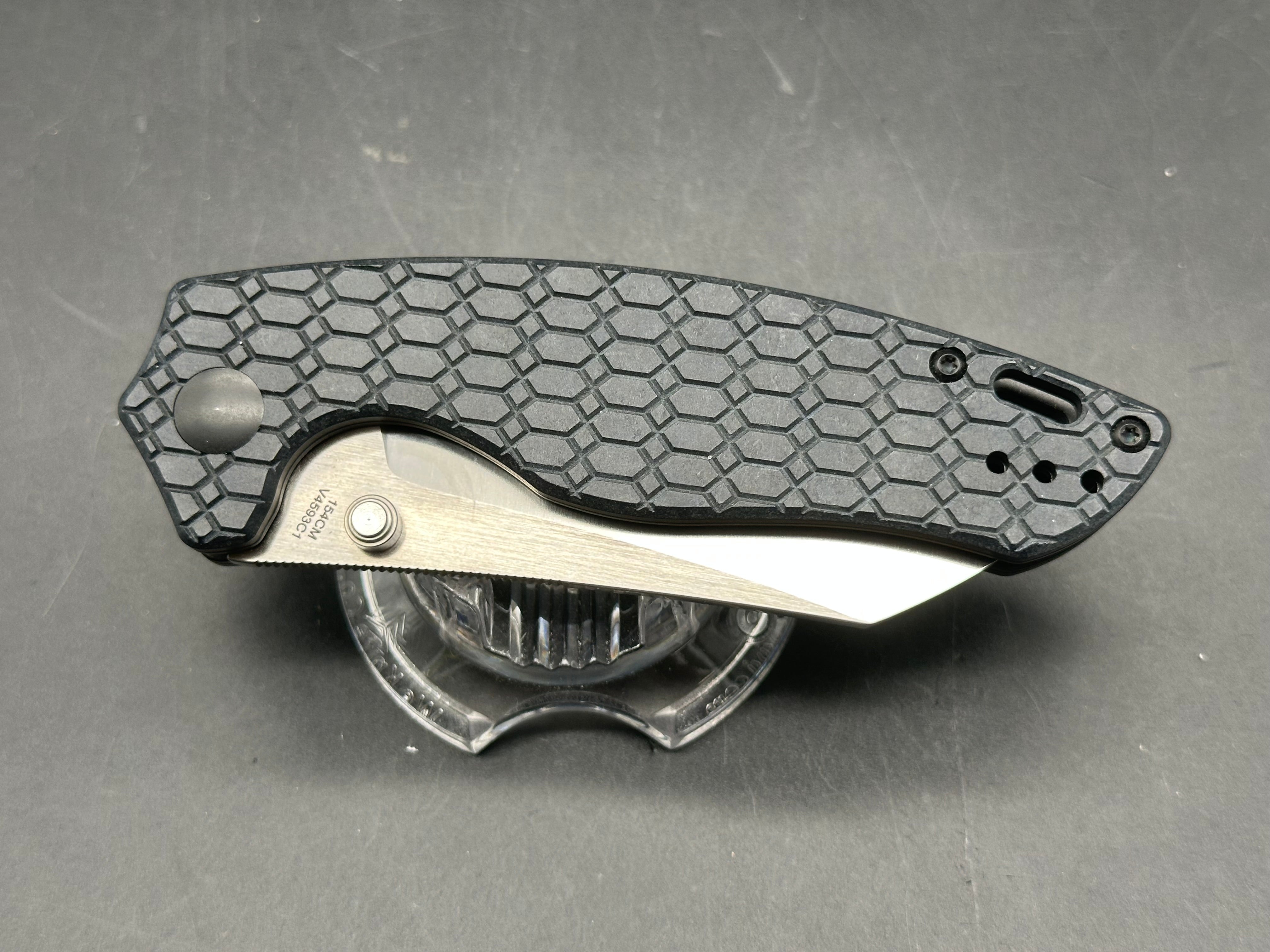 KIZER TOWSER K THUMB HOLE BUTTON LOCK FOLDING KNIFE RICHLITE HANDLE 154CM SHEEPSFOOT
