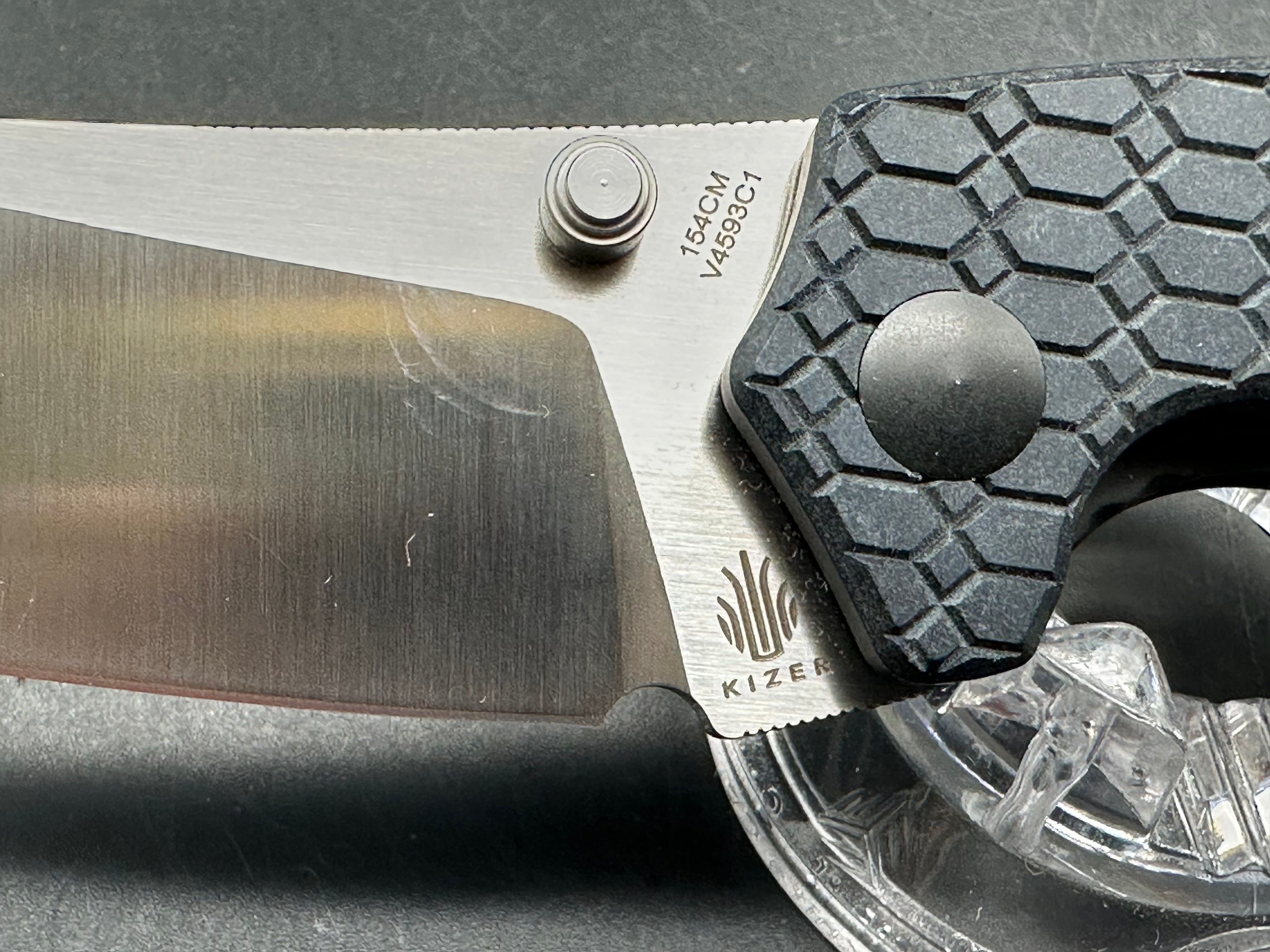KIZER TOWSER K THUMB HOLE BUTTON LOCK FOLDING KNIFE RICHLITE HANDLE 154CM SHEEPSFOOT