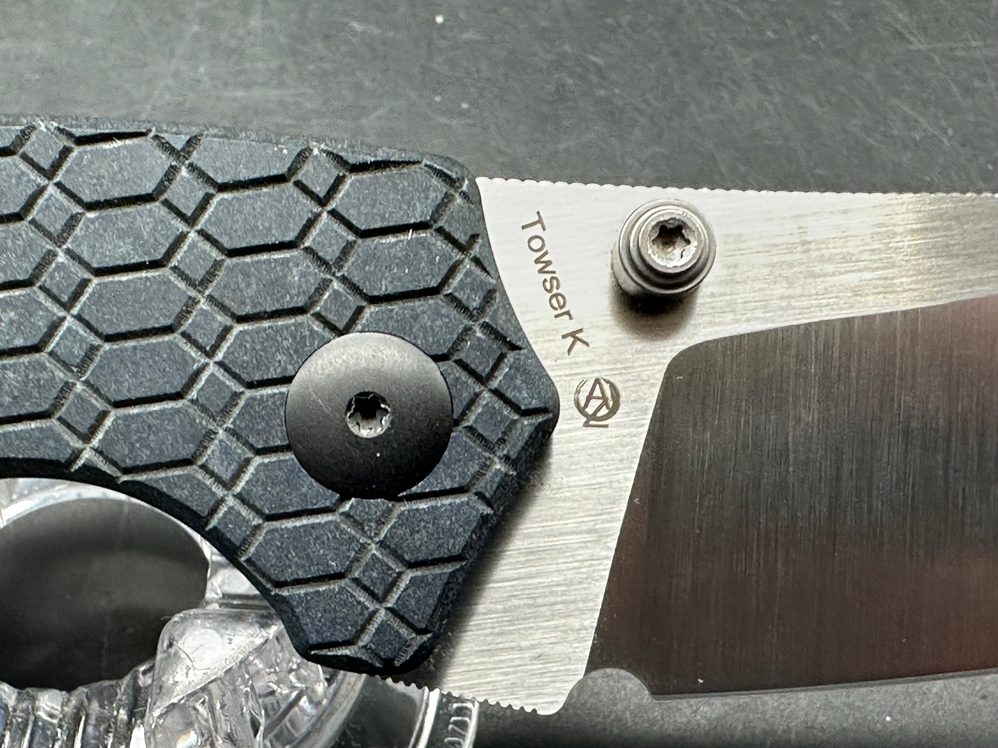 KIZER TOWSER K THUMB HOLE BUTTON LOCK FOLDING KNIFE RICHLITE HANDLE 154CM SHEEPSFOOT