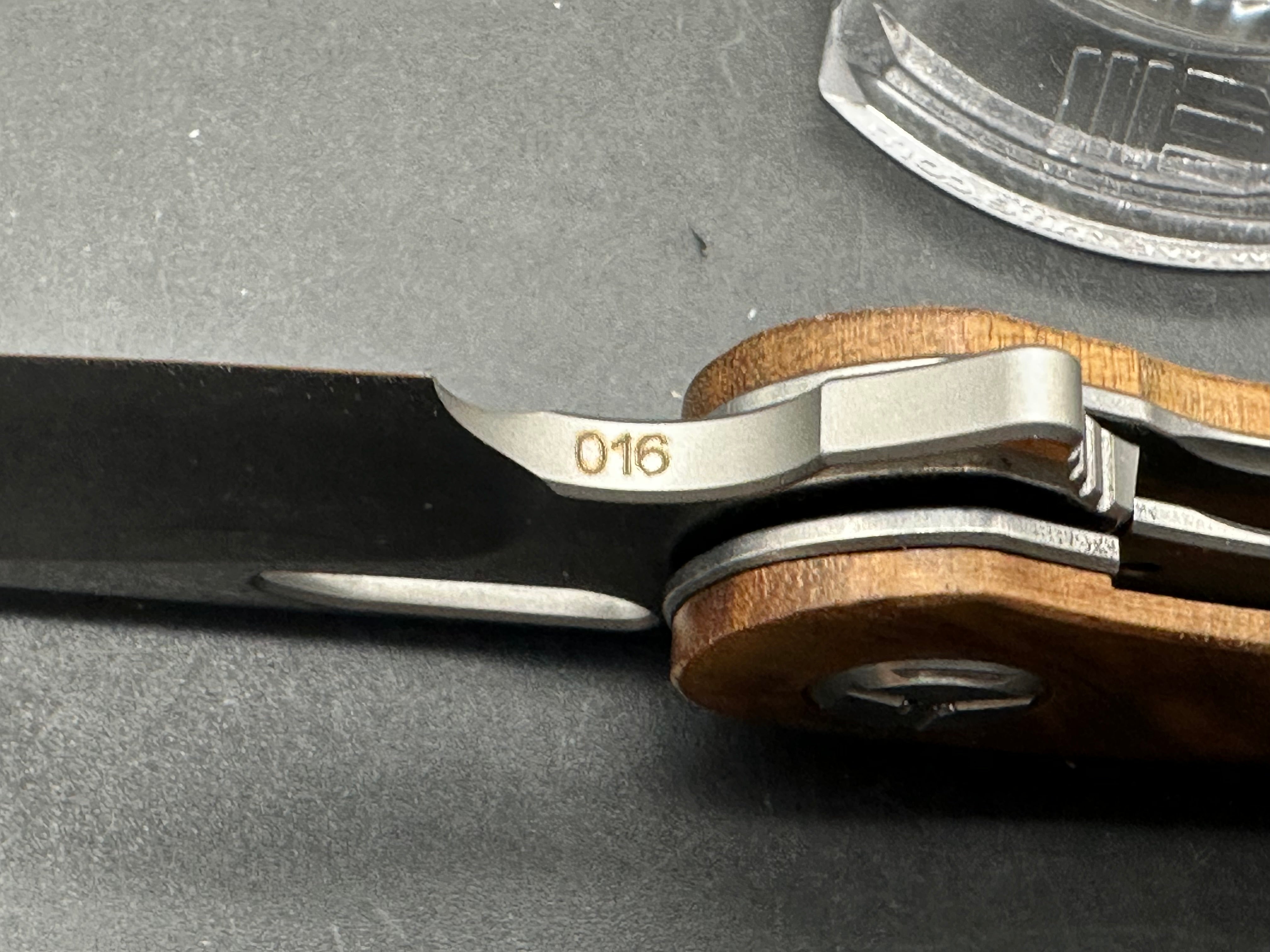 TWOSUN FOLDING KNIFE WOOD HANDLE 14C28N PLAIN EDGE TS134-WOOD