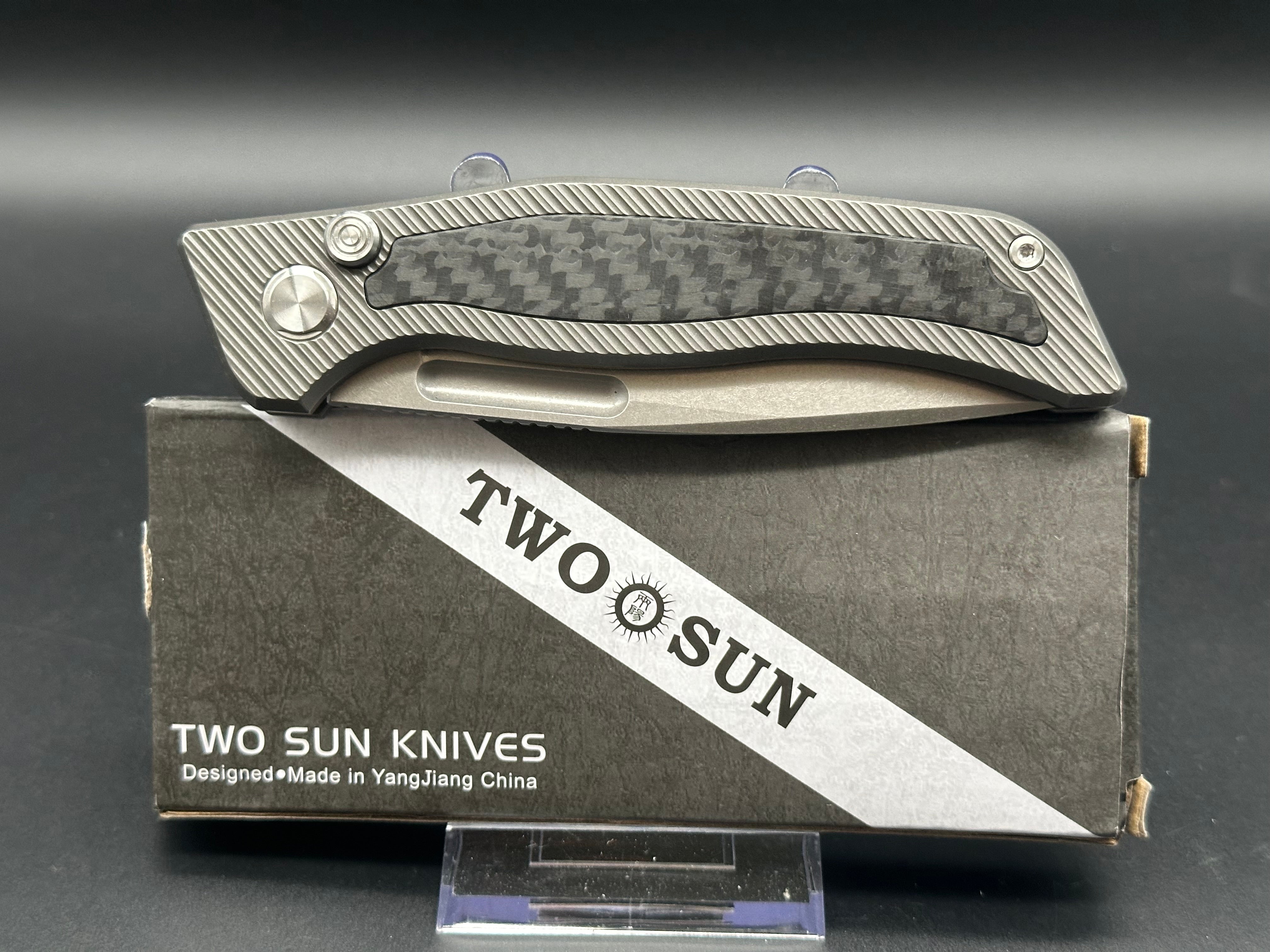 TWOSUN VANDAL TS329 BUTTON LOCK TITANIUM HANDLE W/CARBON FIBER M390 BLADE