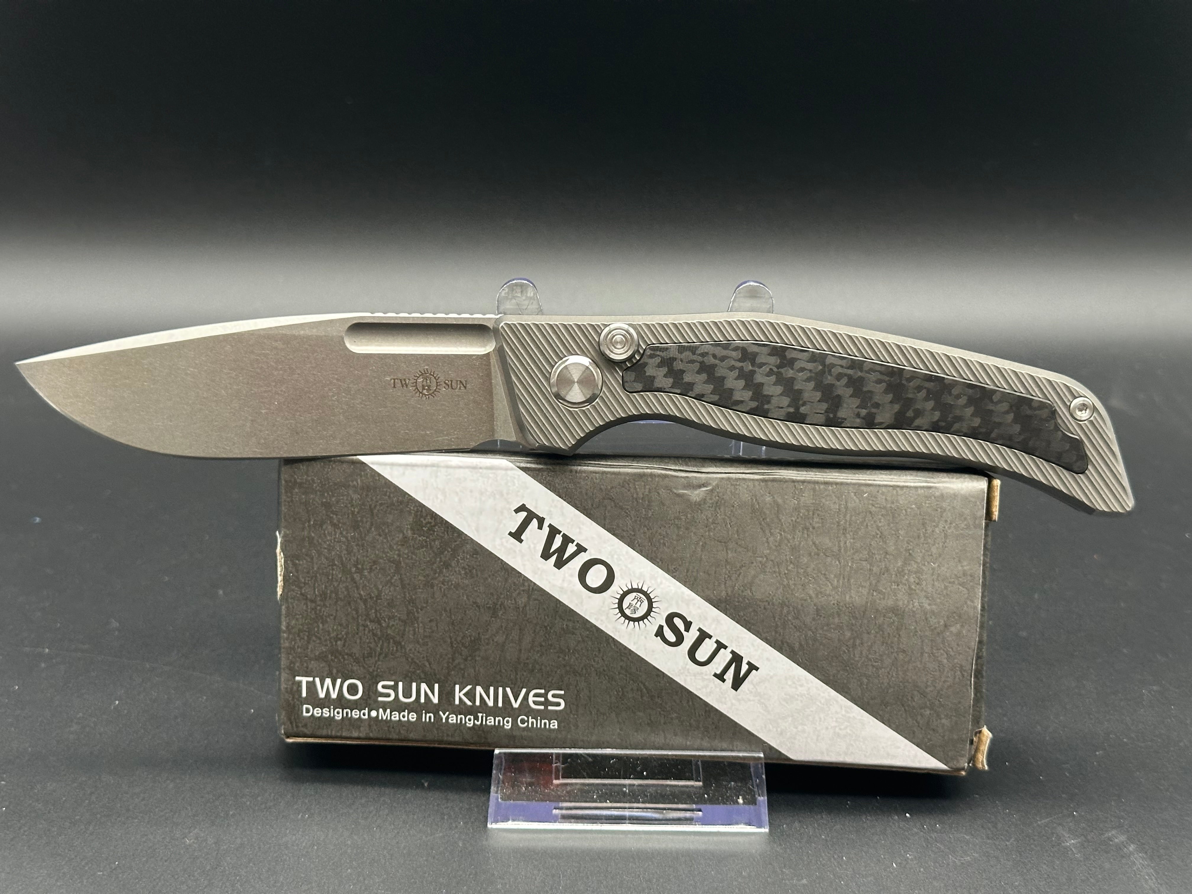 TWOSUN VANDAL TS329 BUTTON LOCK TITANIUM HANDLE W/CARBON FIBER M390 BLADE