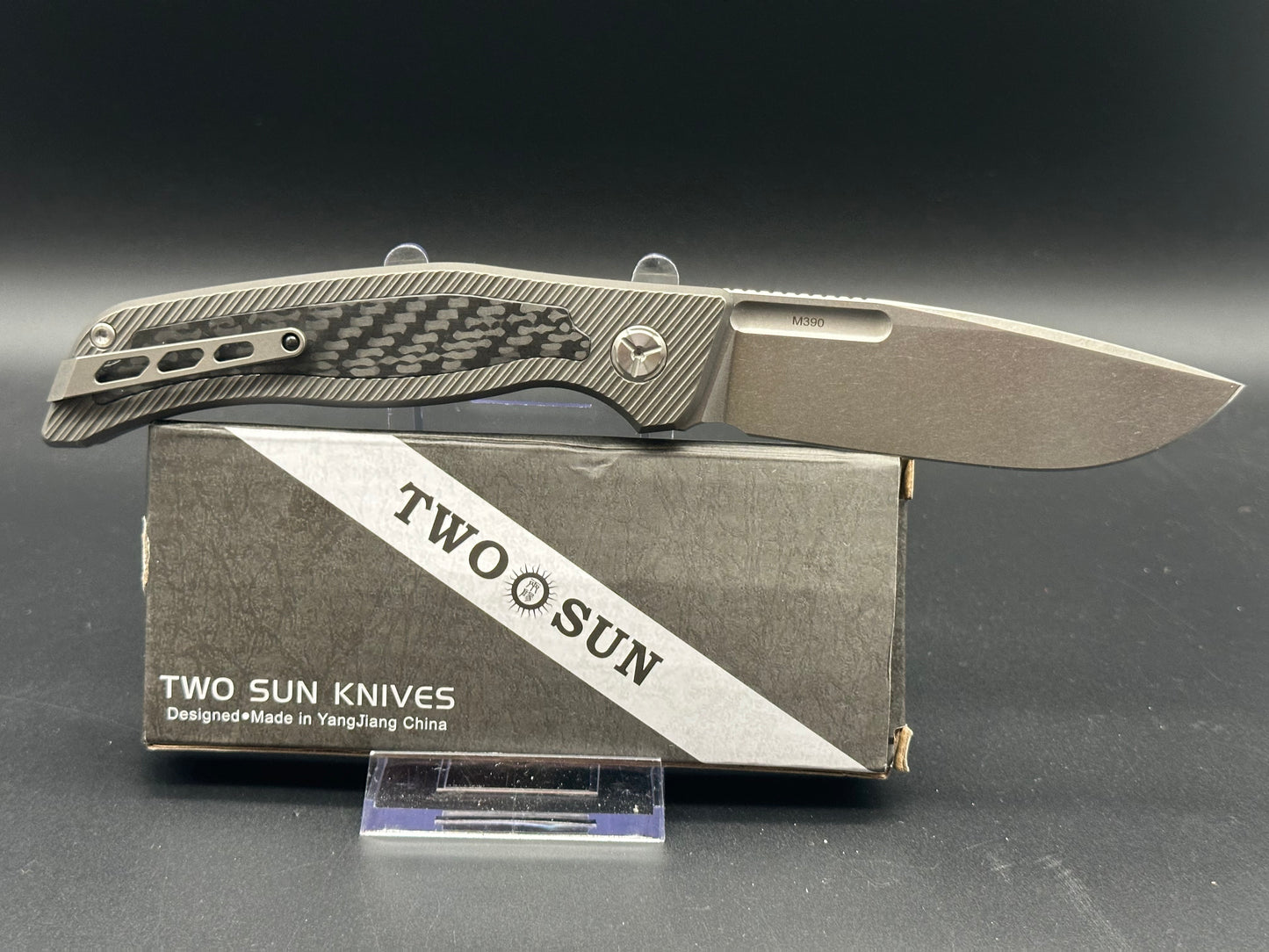 TWOSUN VANDAL TS329 BUTTON LOCK TITANIUM HANDLE W/CARBON FIBER M390 BLADE