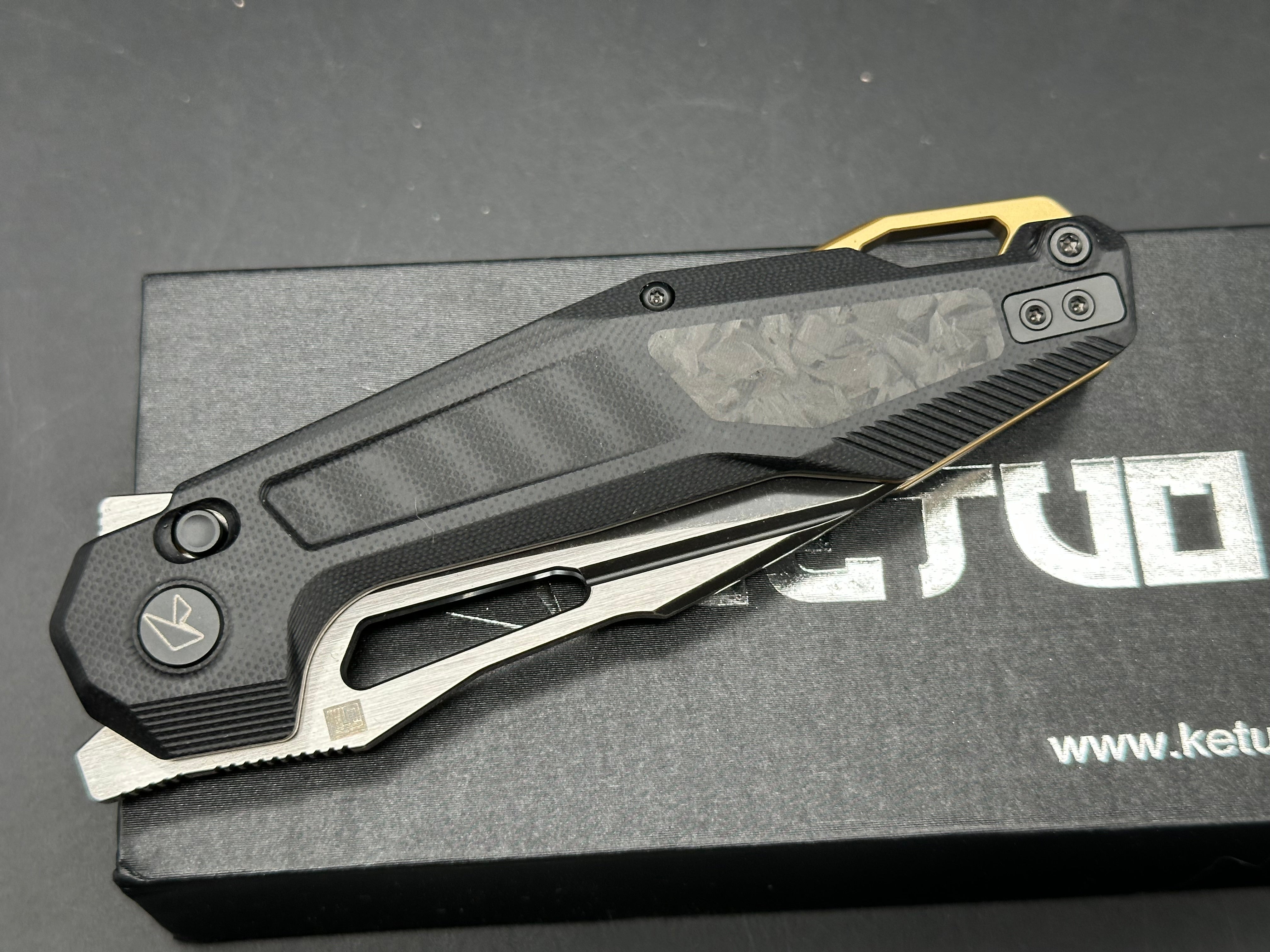 Ketuo Knife - Griffin G10/Black G-10 Scales + Shred Carbon Fiber Inlays w/Gold Backspacer & Liners 14C28N