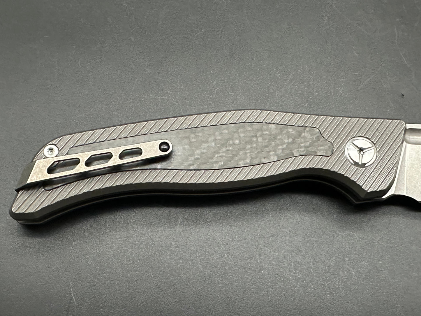 TWOSUN VANDAL TS329 BUTTON LOCK TITANIUM HANDLE W/CARBON FIBER M390 BLADE