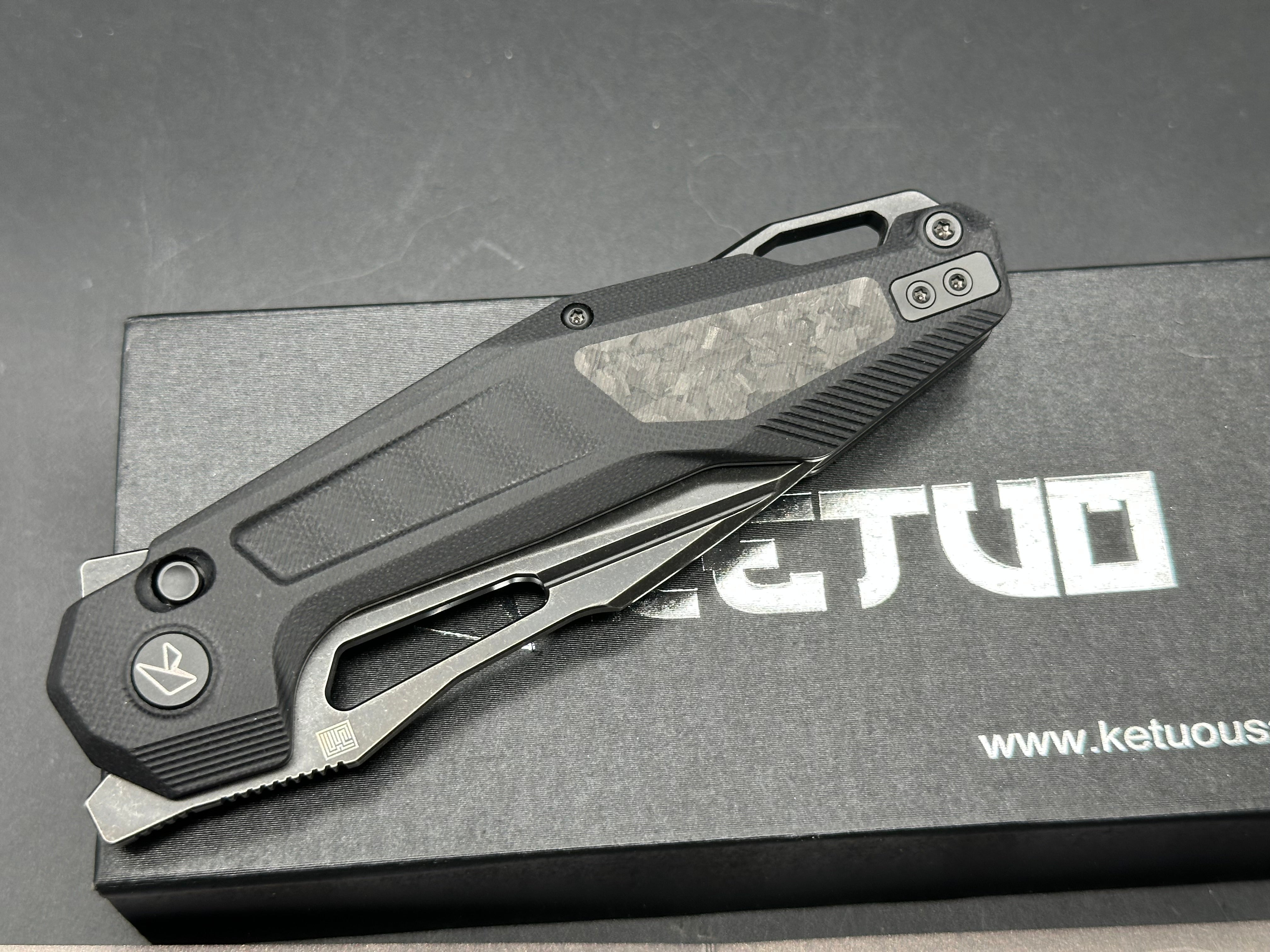 Ketuo Knife - Griffin G10/Black G-10 Scales + Shred Carbon Fiber Inlays w/Black Backspacer & Liners/Harpoon/Blackwash 14C28N