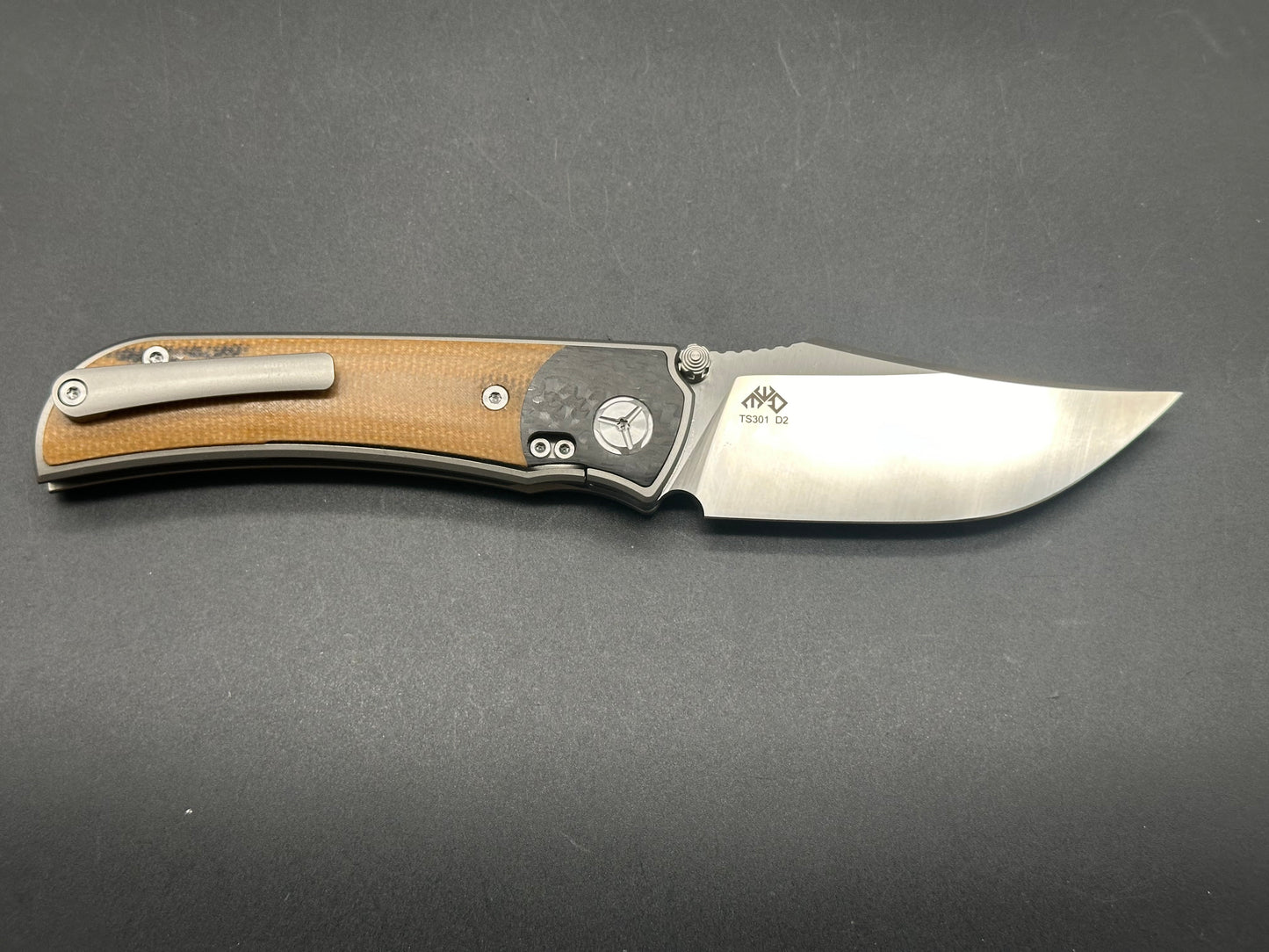 TWOSUN BROWN LINEN MICARTA/CARBON FIBER TITANIUM HANDLE D2 PLAIN EDGE TS301-D2