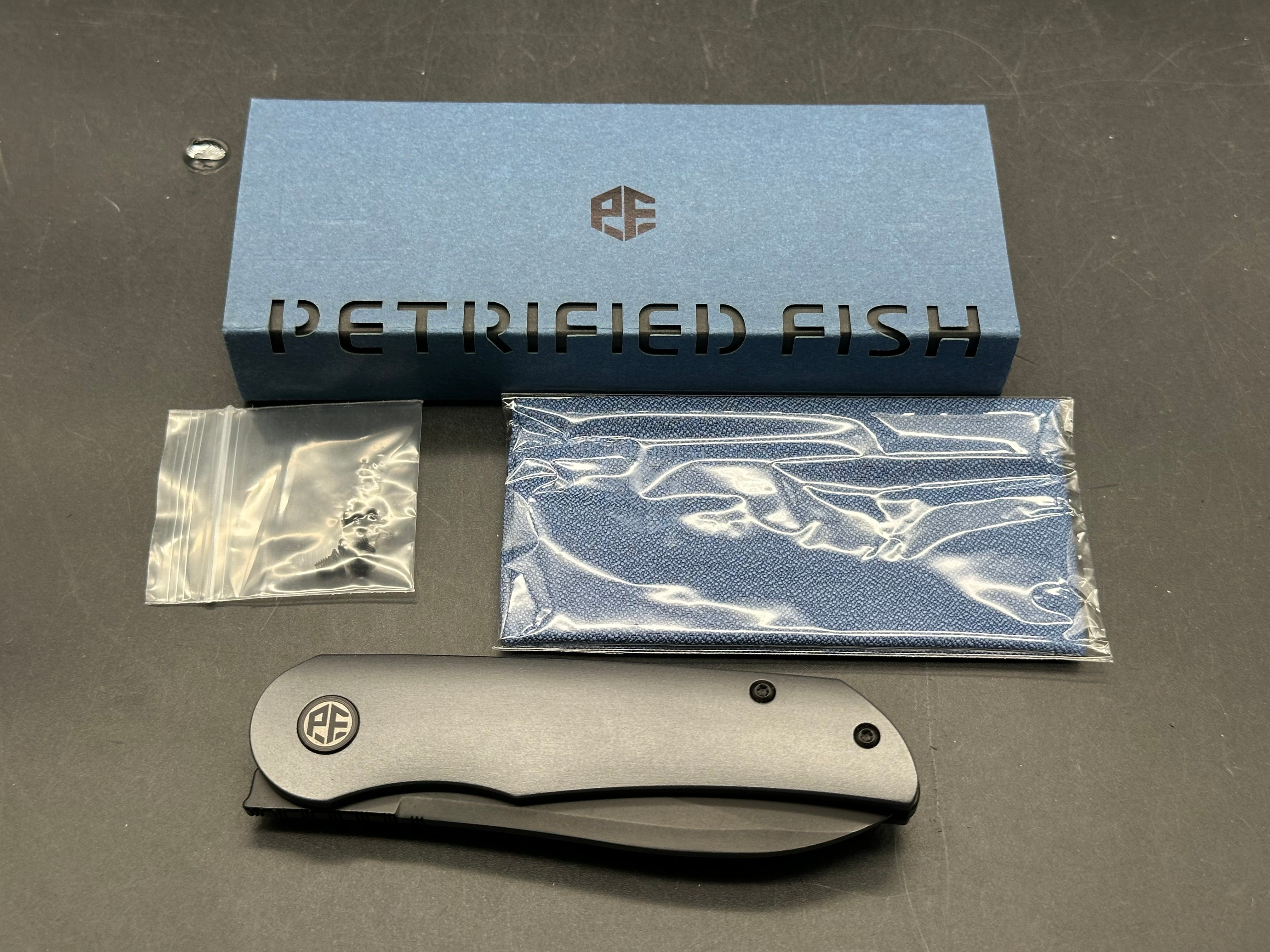Petrified Fish El Camino : Gray aluminum handle, N690 plain edge, black stonewash finish