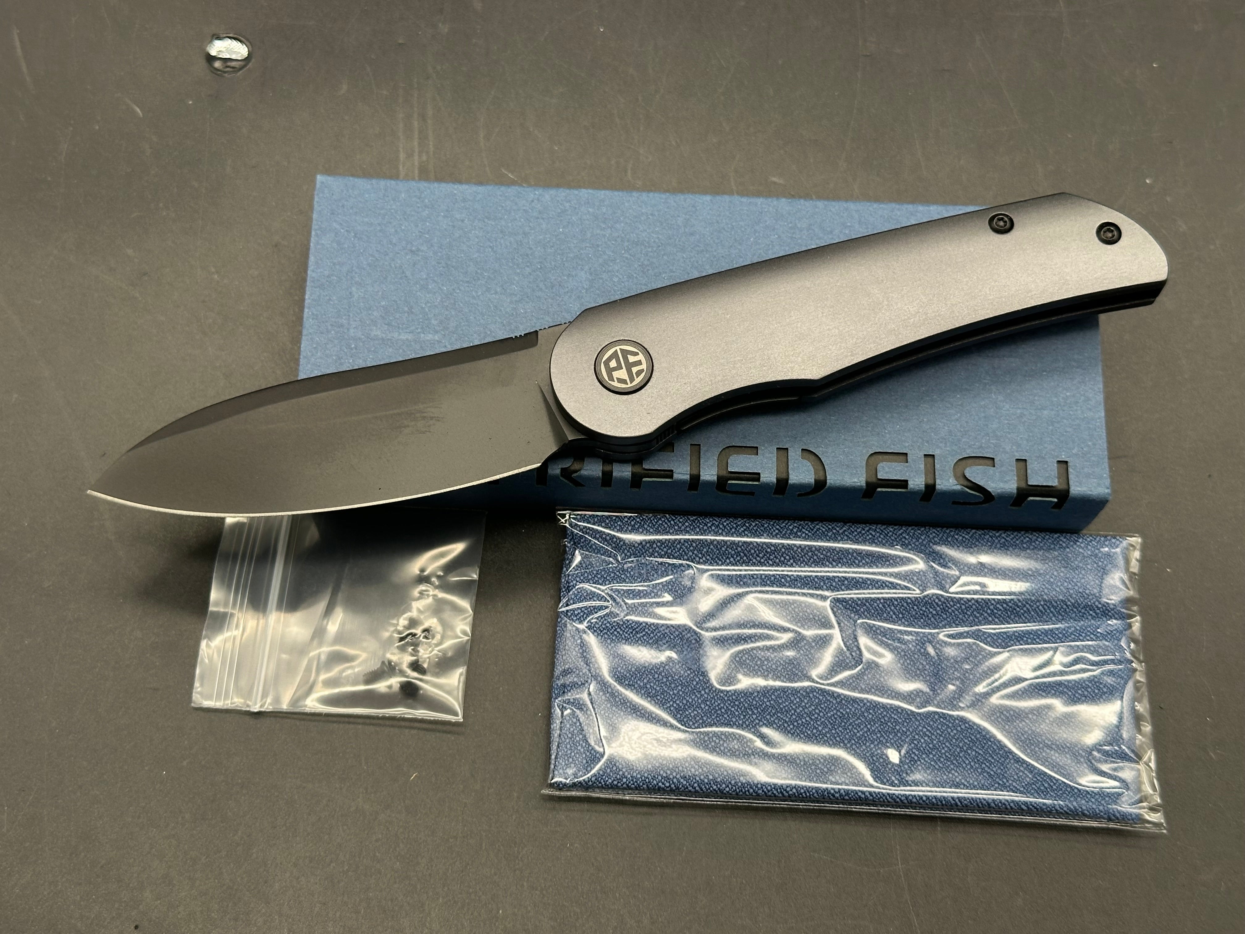 Petrified Fish El Camino : Gray aluminum handle, N690 plain edge, black stonewash finish