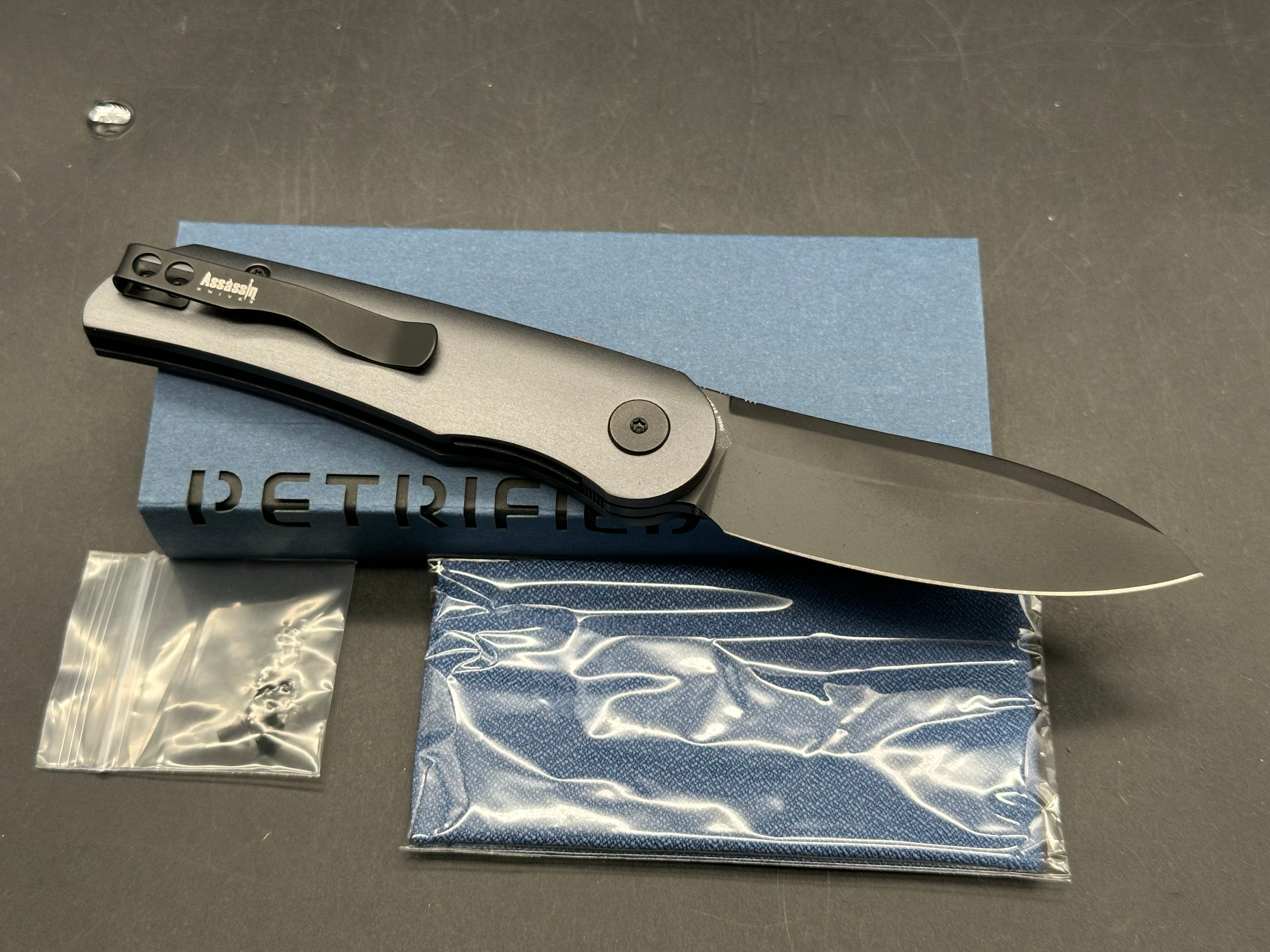 Petrified Fish El Camino : Gray aluminum handle, N690 plain edge, black stonewash finish