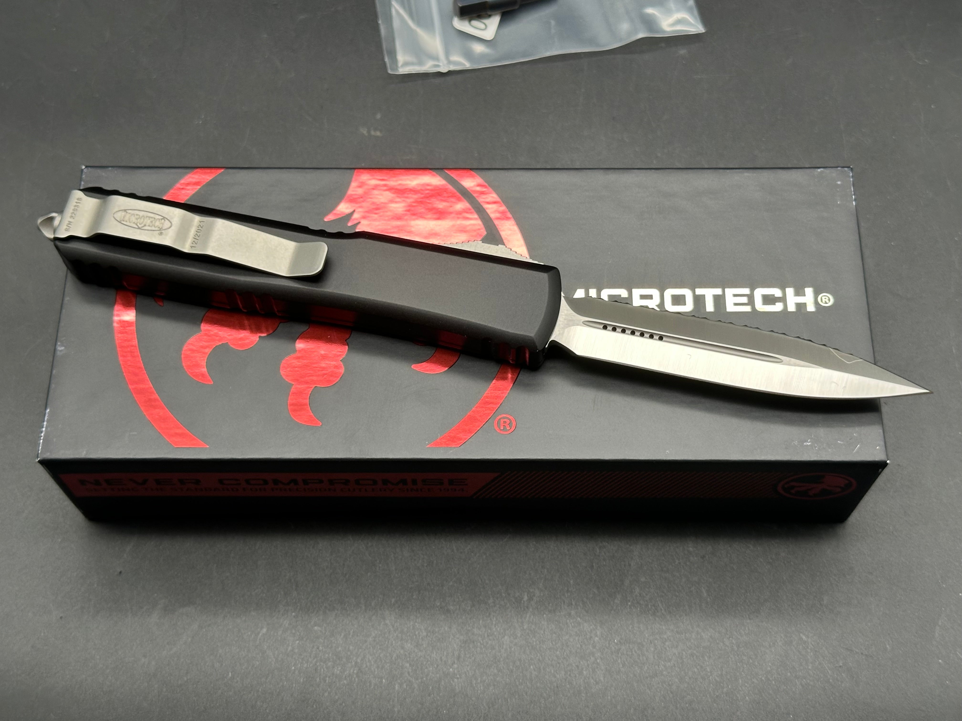 Microtech  Ultratch D/E Satin Full Serrated 122-6