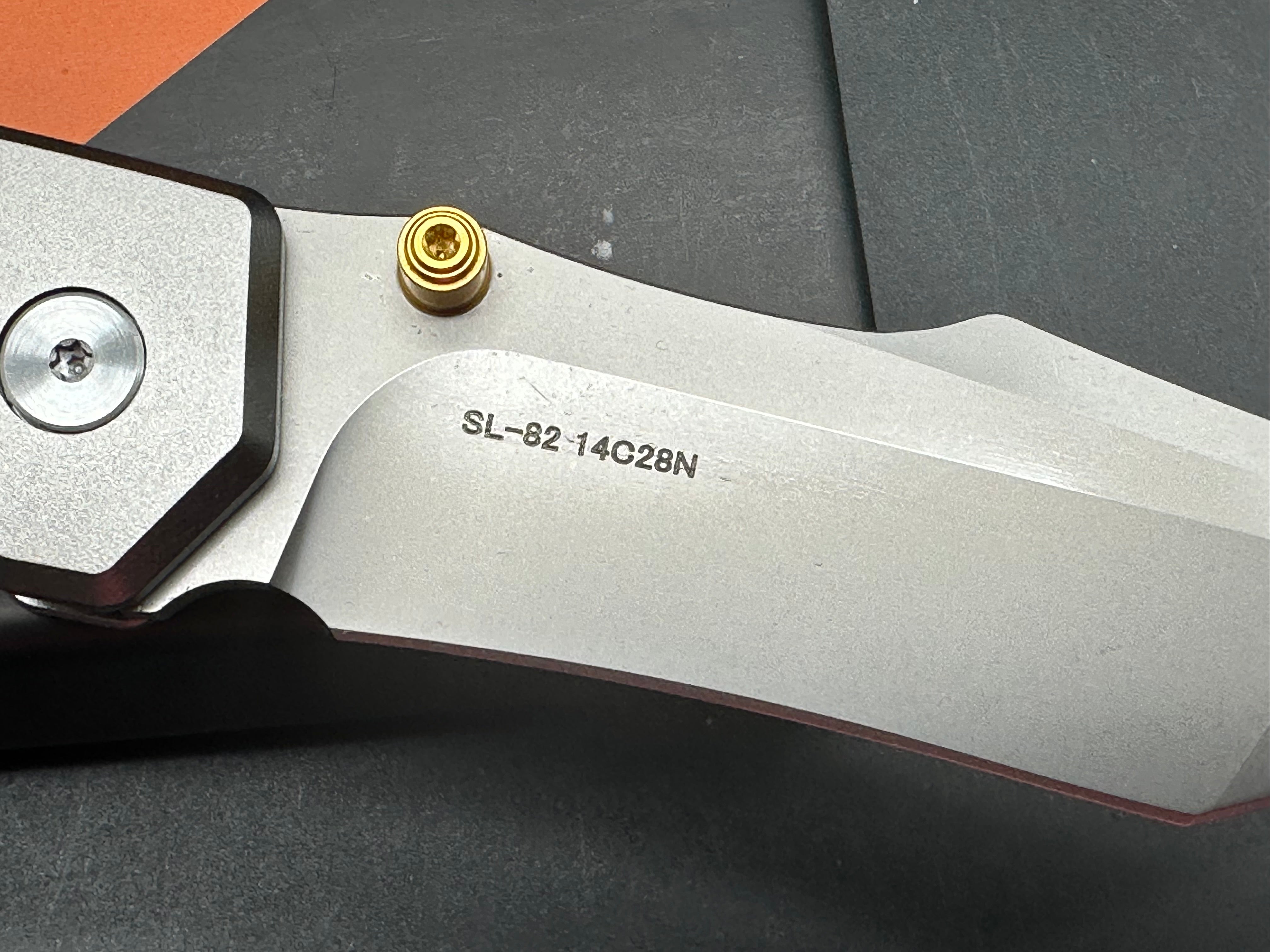 Sixleaf SL-82  button lock, aluminum scales, 14c28n blade