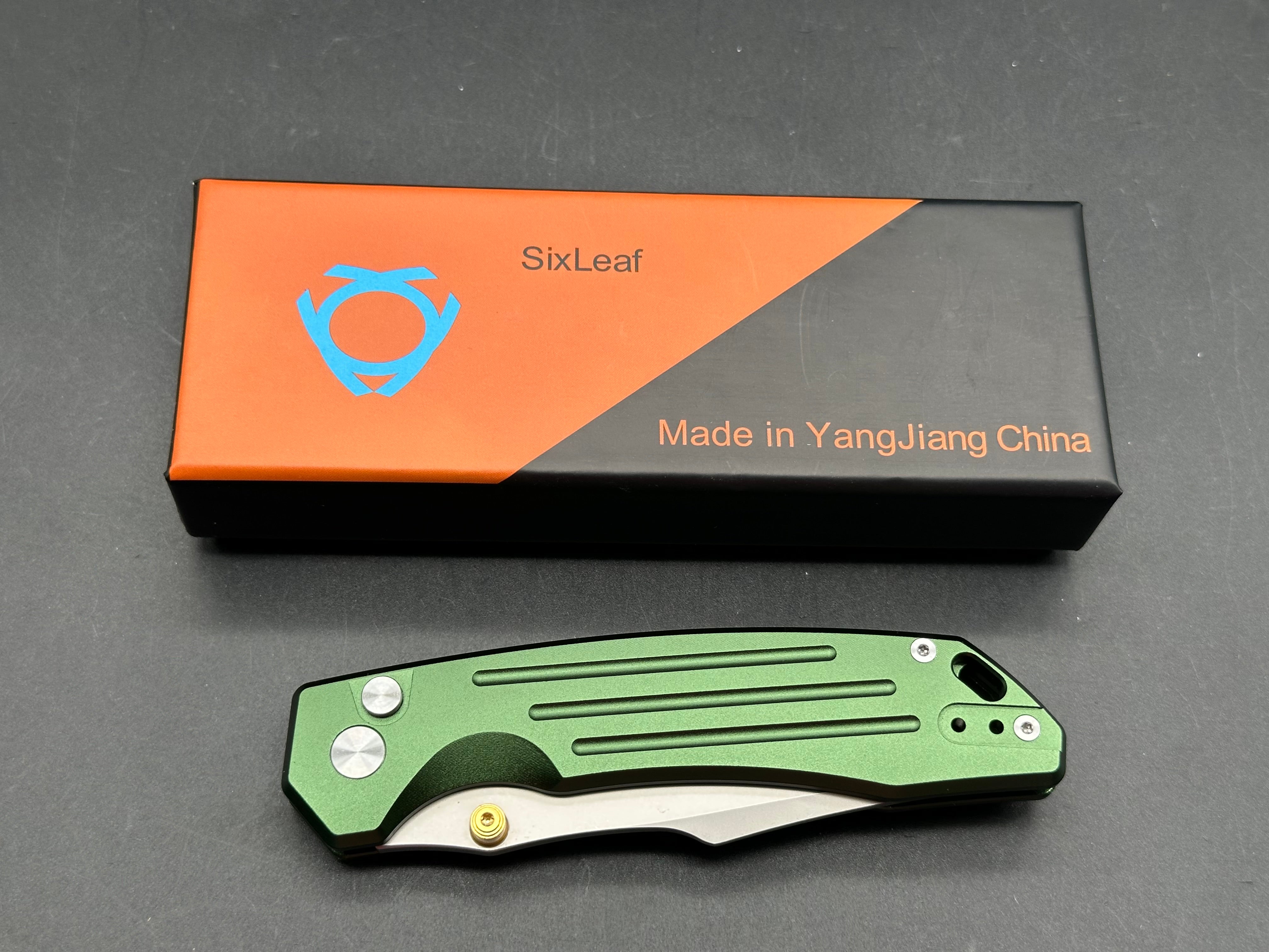 Sixleaf SL-82 GR  button lock, green anodized aluminum scales, 14c28n blade