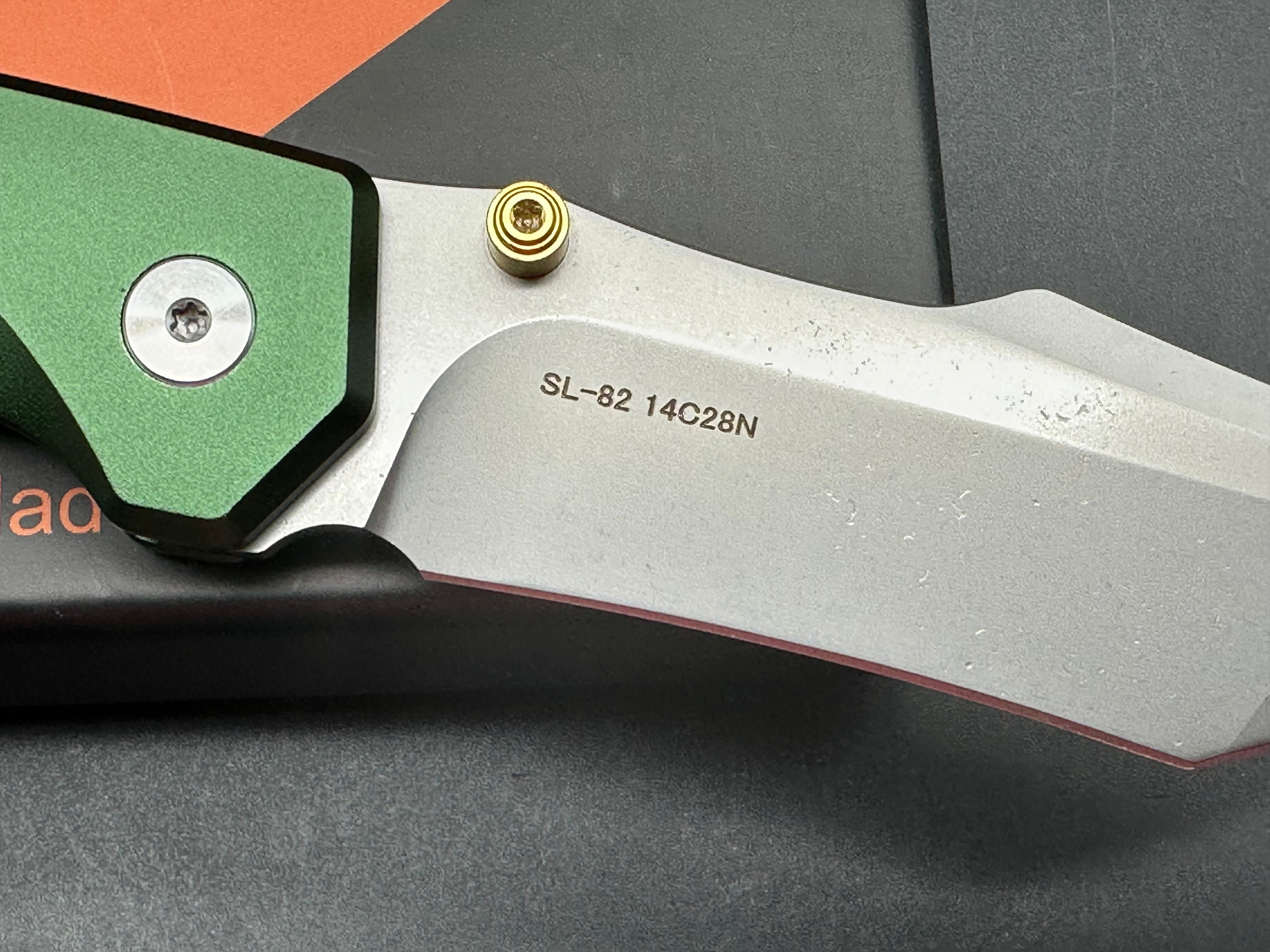 Sixleaf SL-82 GR  button lock, green anodized aluminum scales, 14c28n blade