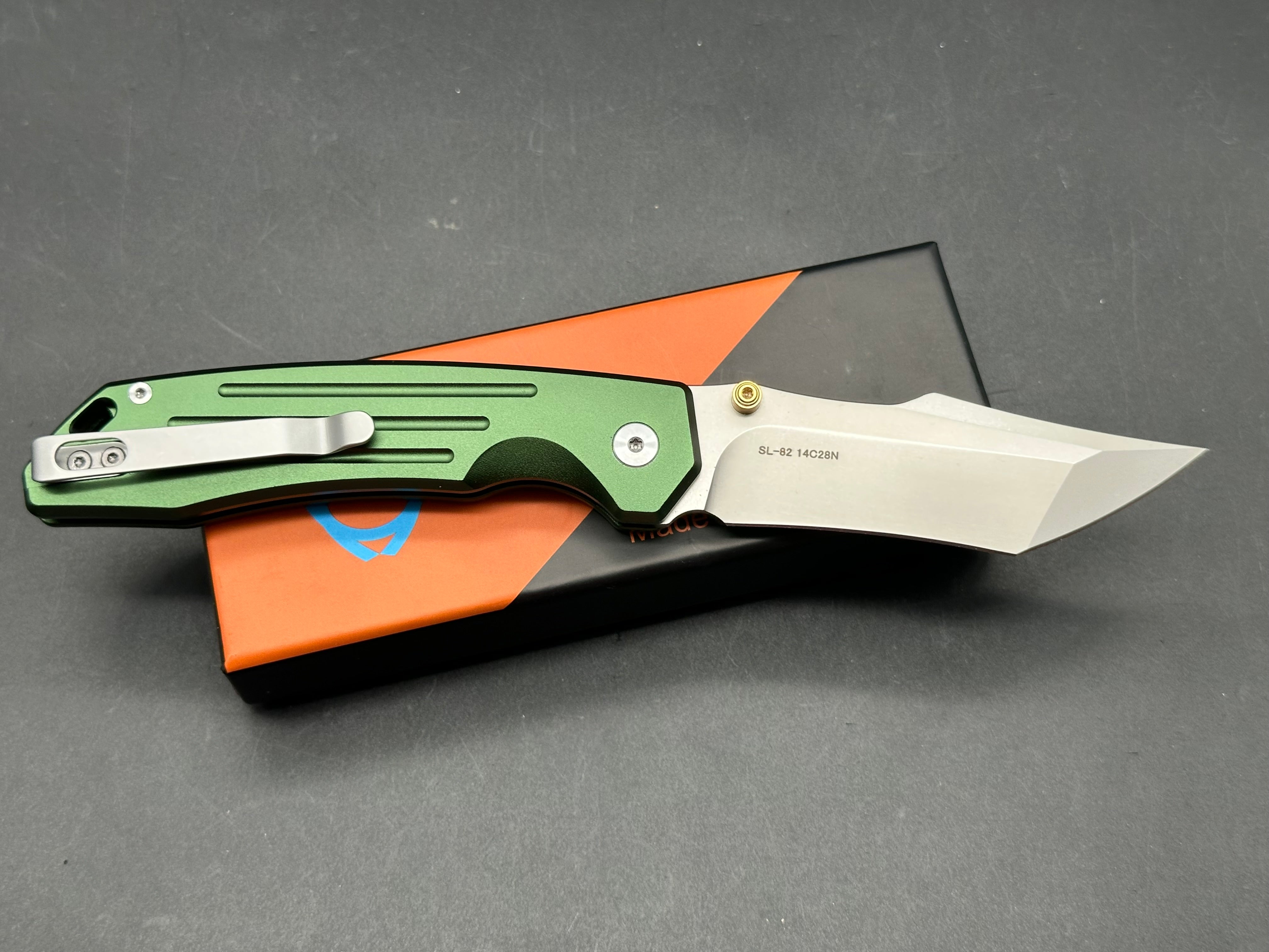 Sixleaf SL-82 GR  button lock, green anodized aluminum scales, 14c28n blade