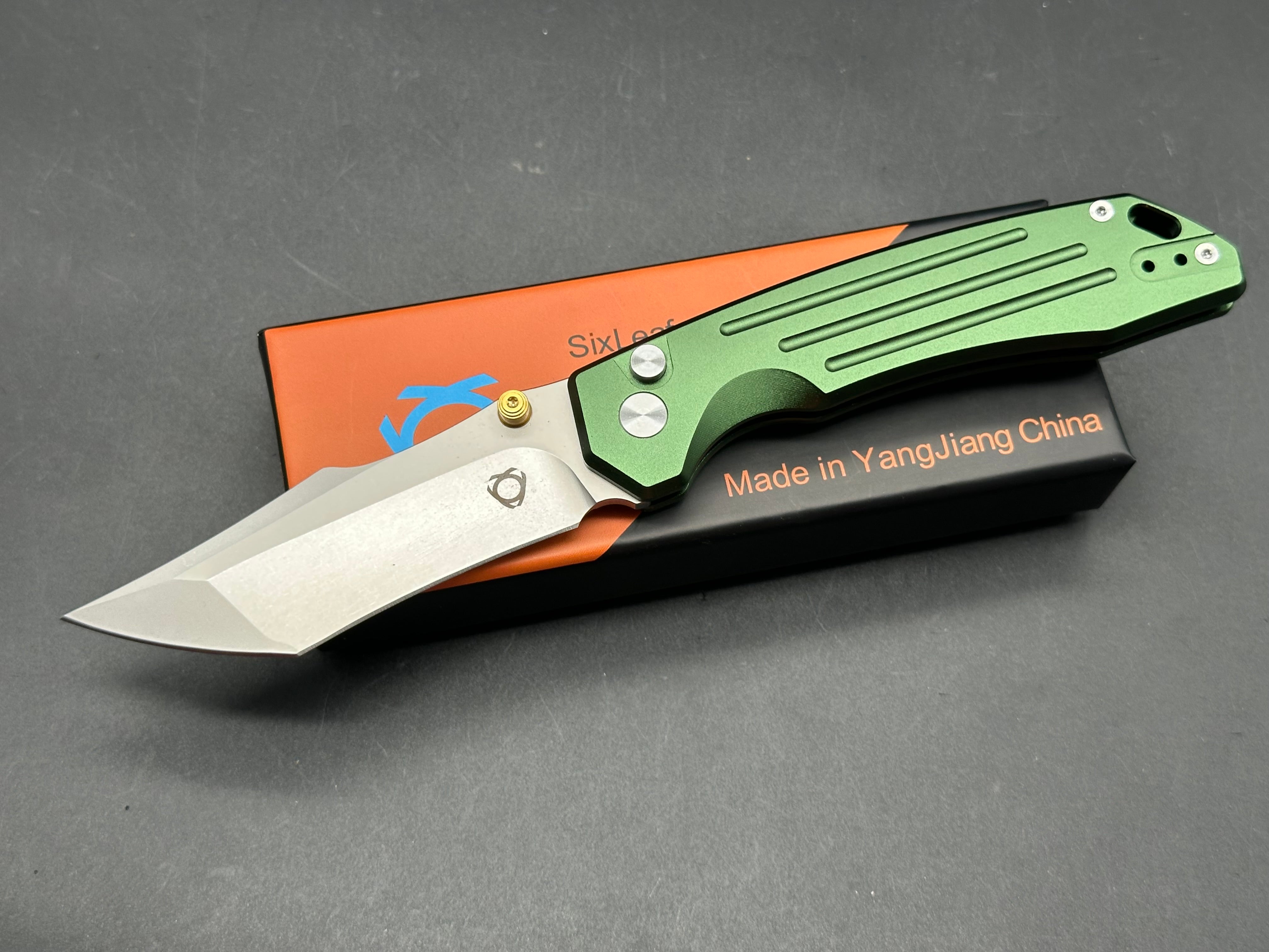 Sixleaf SL-82 GR  button lock, green anodized aluminum scales, 14c28n blade