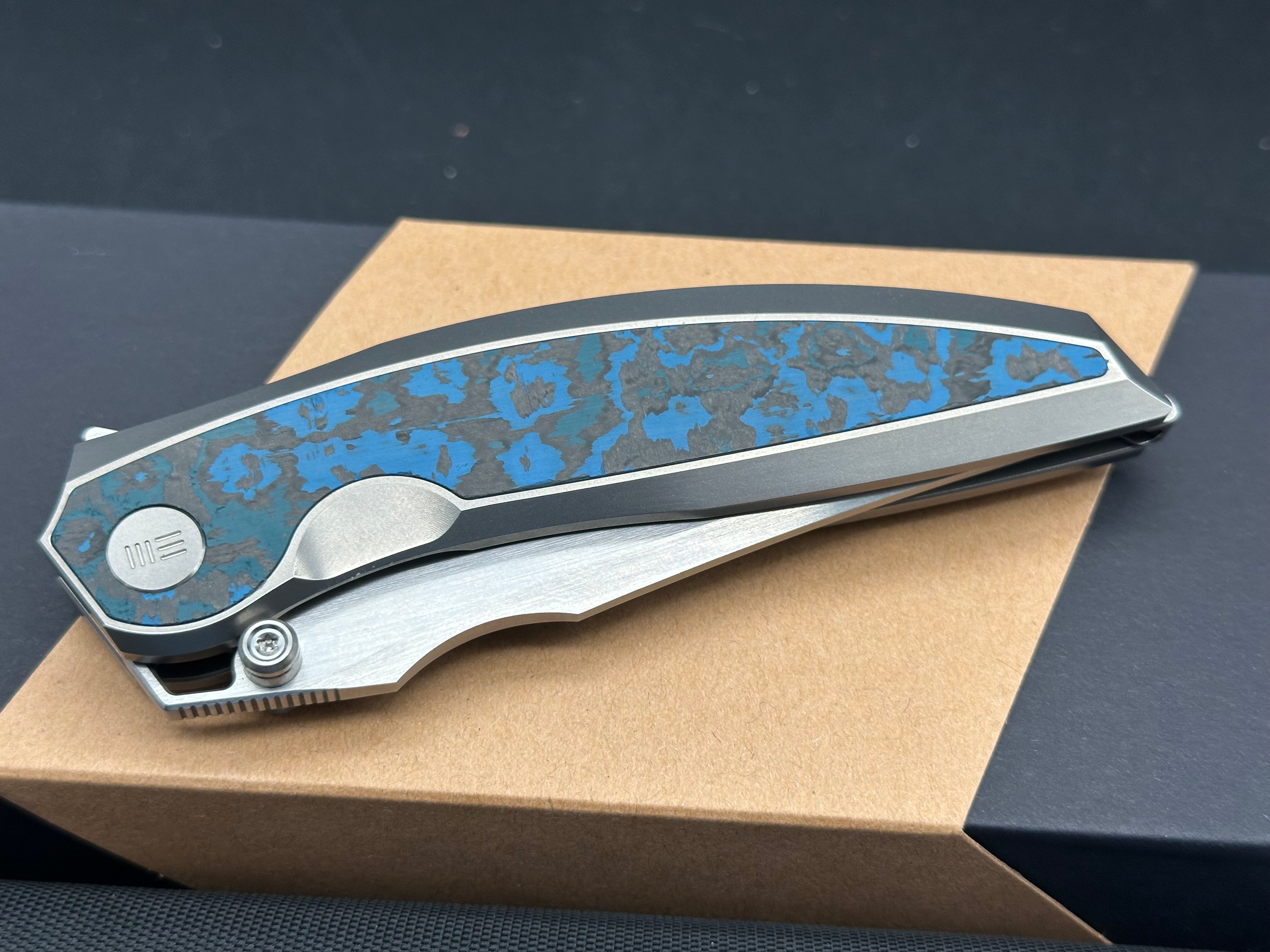 WE QUINSERIS TITANIUM/ARCTIC STORM FAT CARBON FIBER HANDLE M390