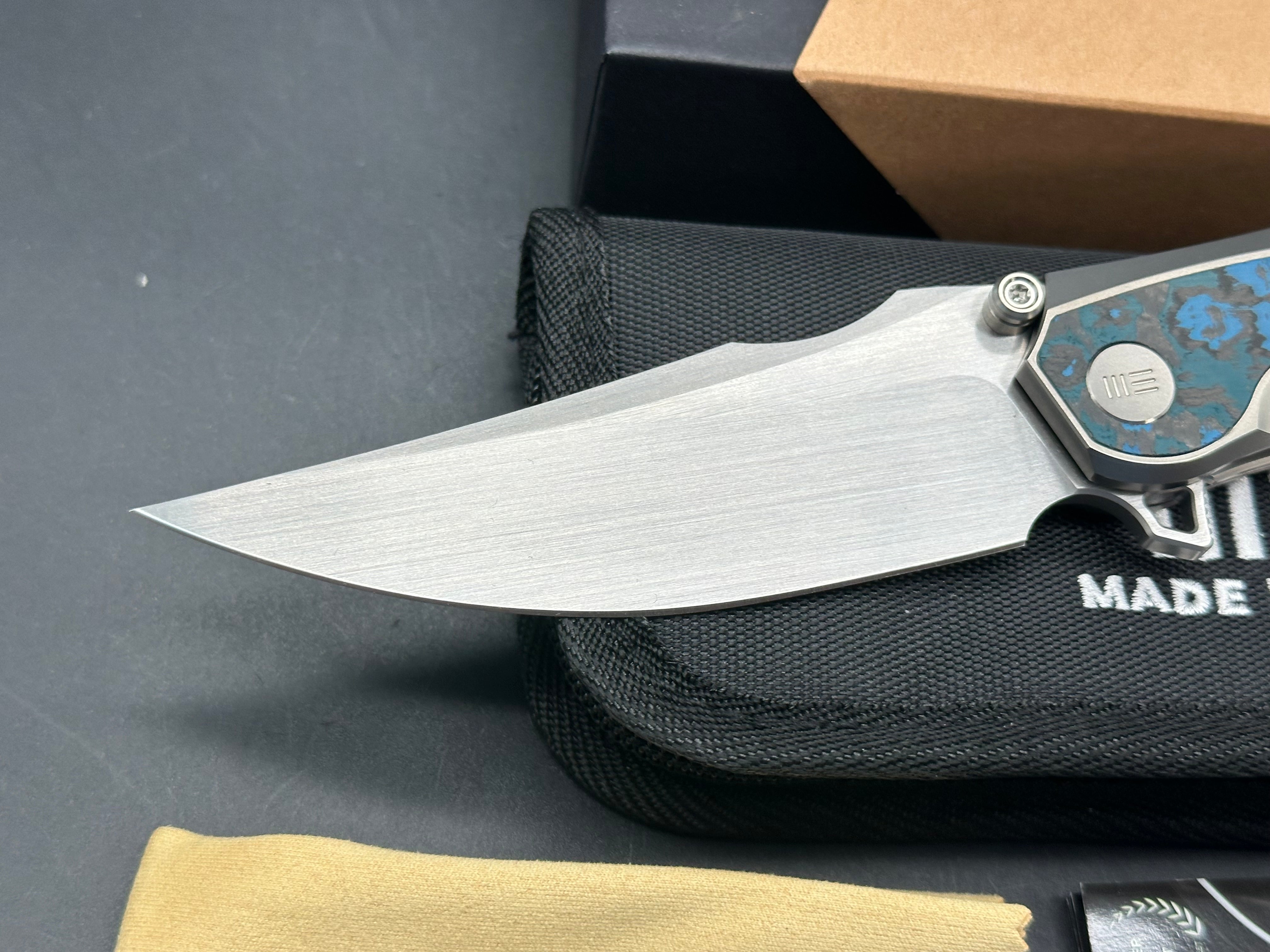 WE QUINSERIS TITANIUM/ARCTIC STORM FAT CARBON FIBER HANDLE M390
