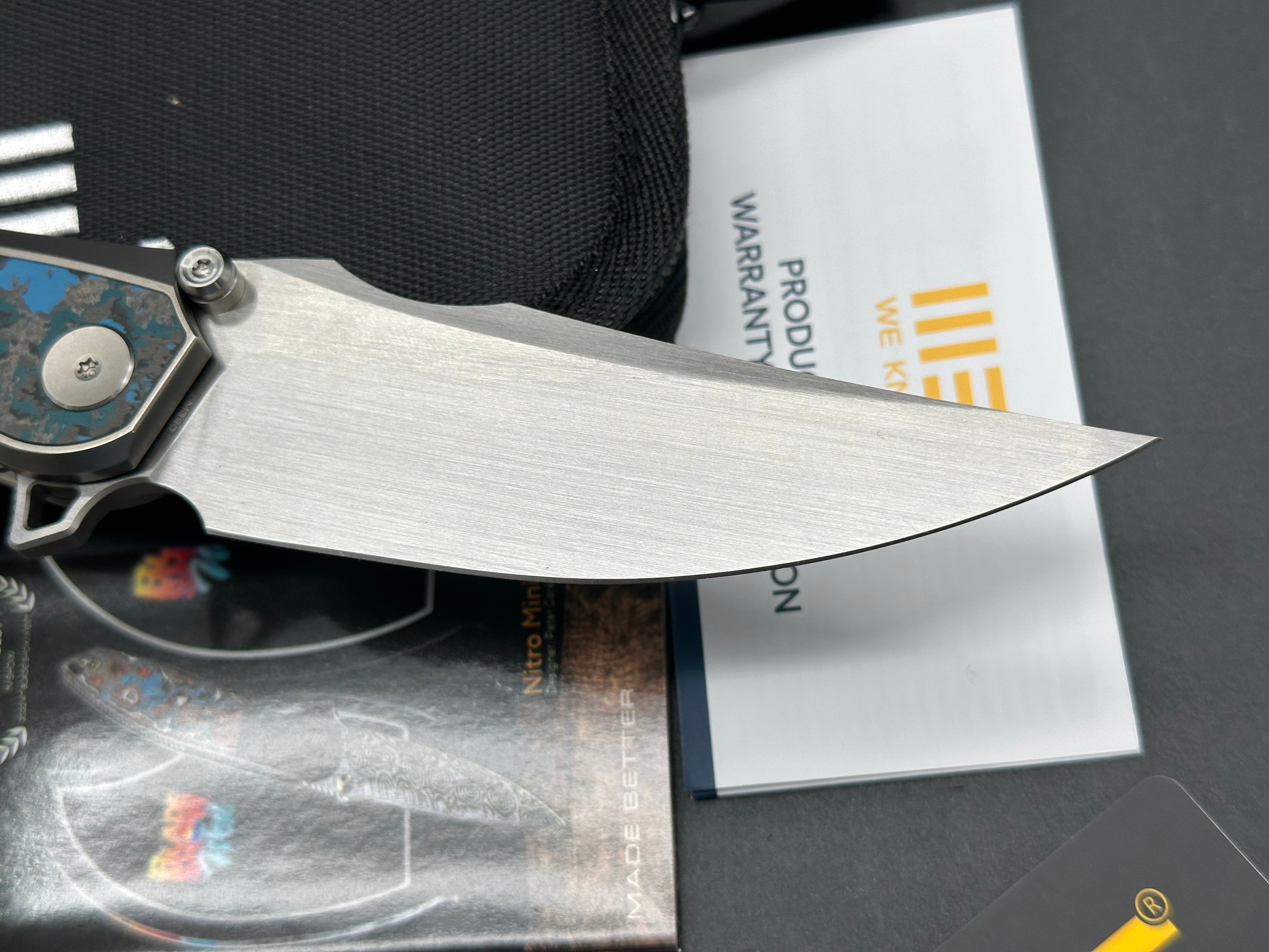 WE QUINSERIS TITANIUM/ARCTIC STORM FAT CARBON FIBER HANDLE M390