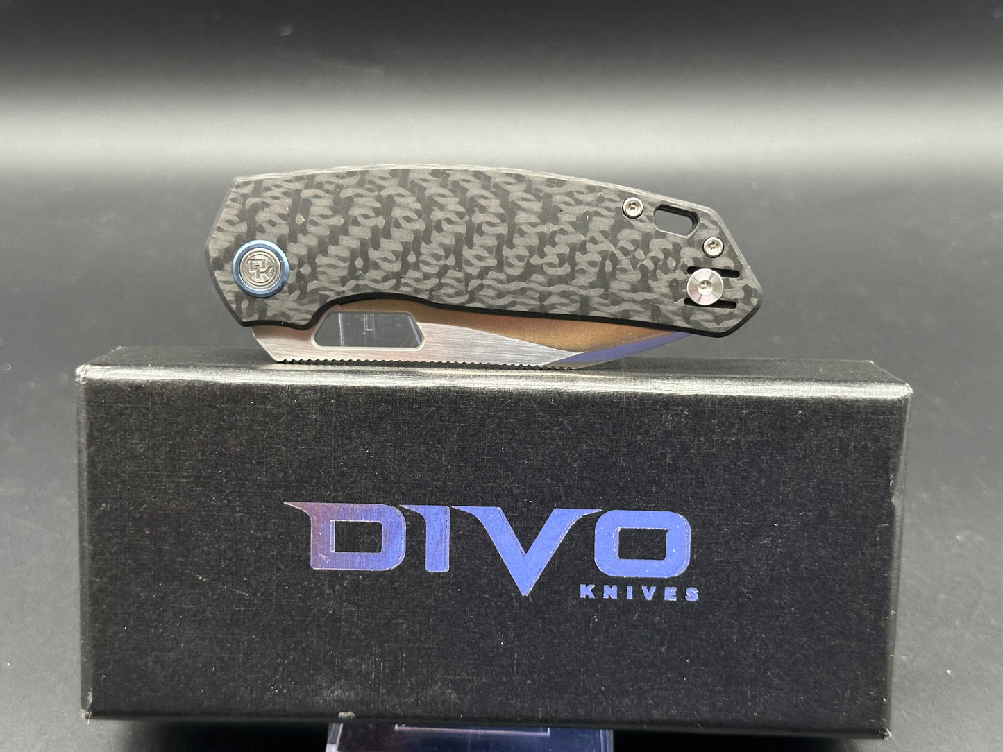 DIVO KNIVES GROWLER V2 POCKET KNIFE CARBON FIBER HANDLE SATIN 154CM PLAIN EDGE