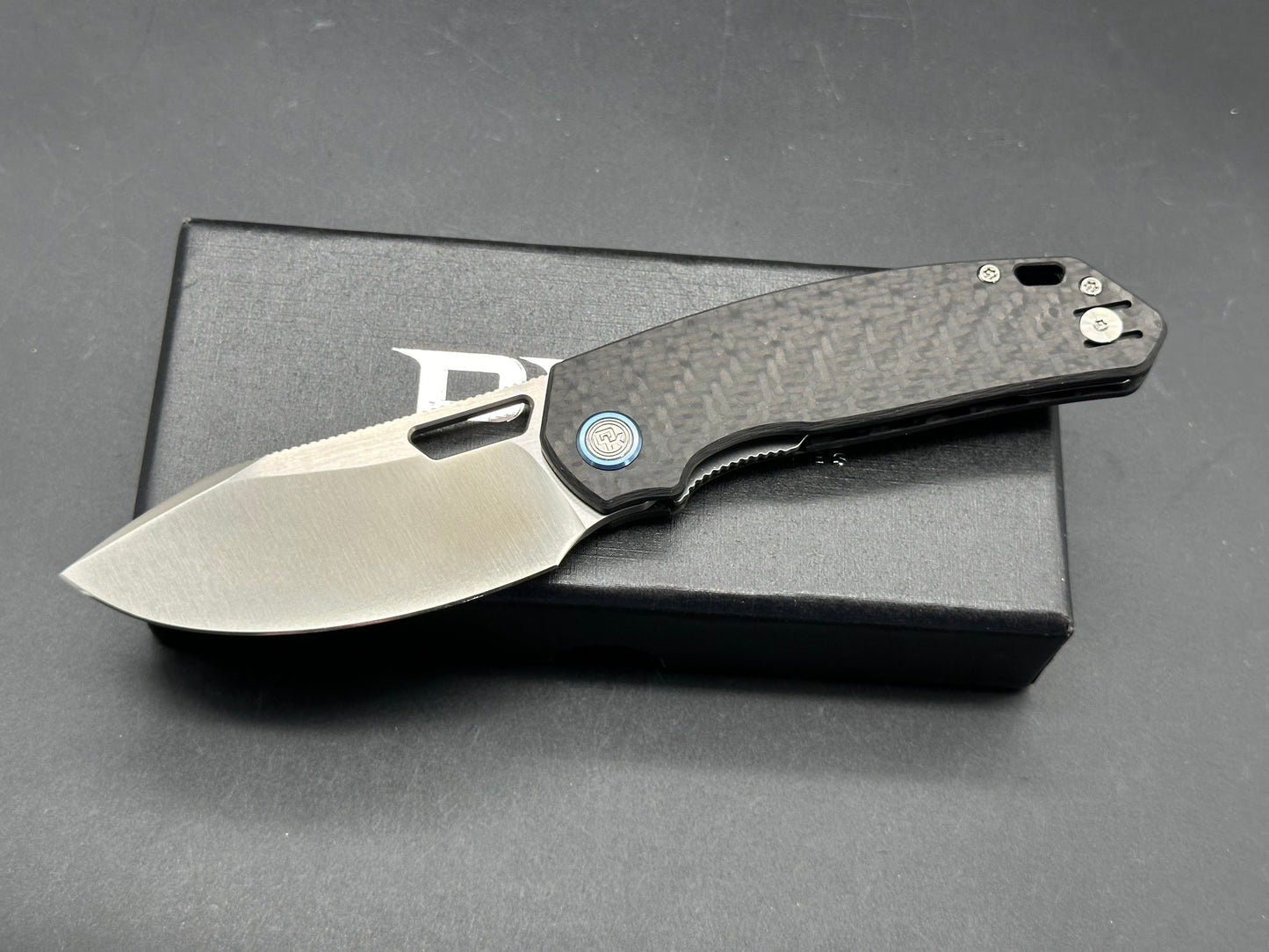 DIVO KNIVES GROWLER V2 POCKET KNIFE CARBON FIBER HANDLE SATIN 154CM PLAIN EDGE