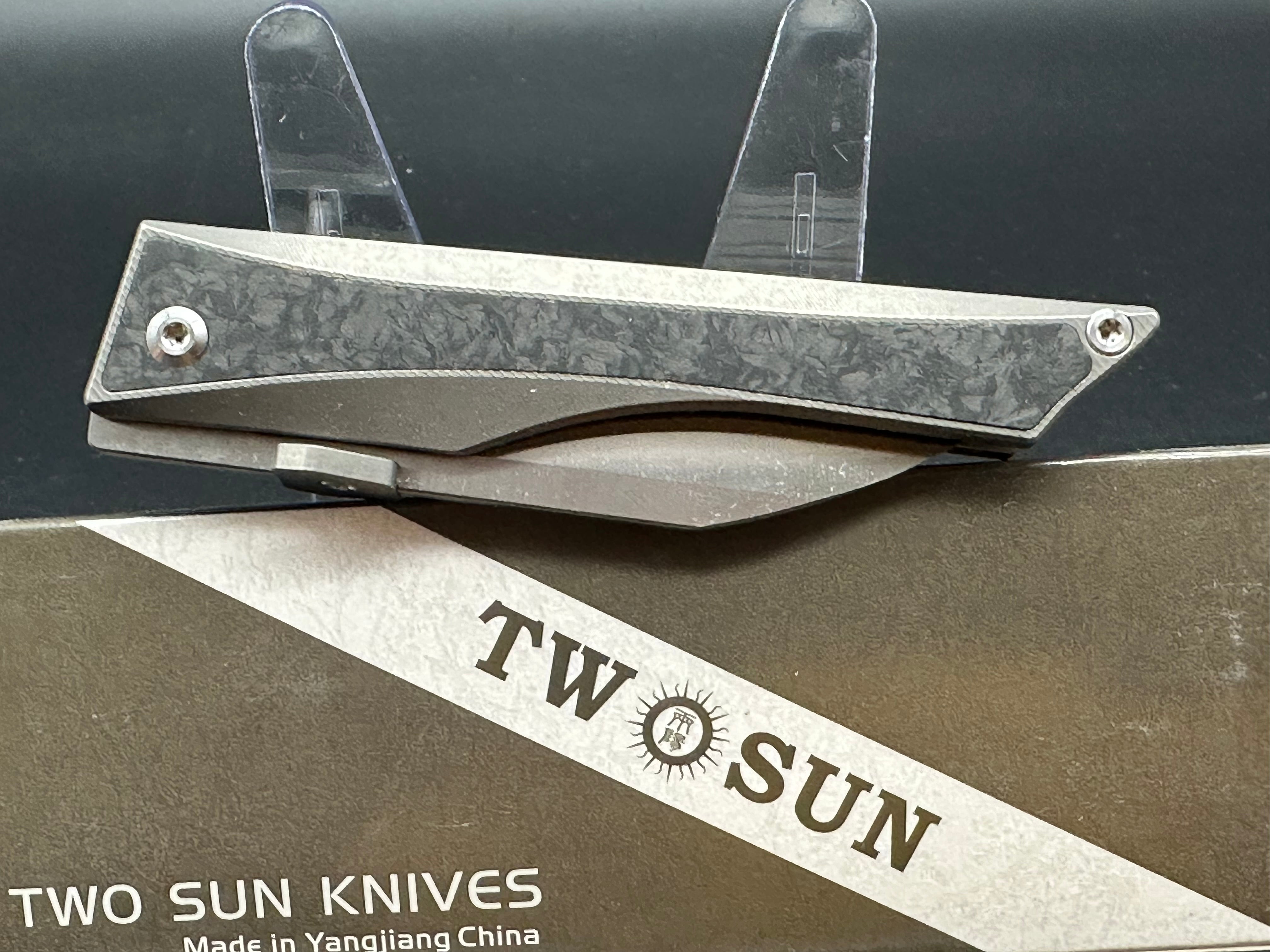 TWOSUN TS322 CARBON FIBER/TITANIUM HANDLE M390 blade