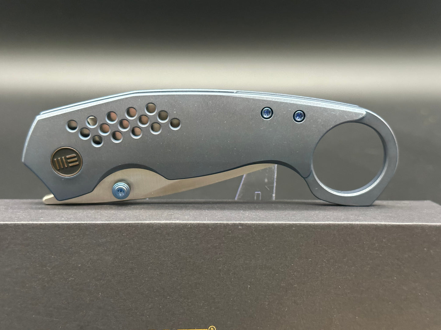 WE ENVISAGE FOLDING KNIFE BLUE TITANIUM HANDLE 20CV DROP POINT