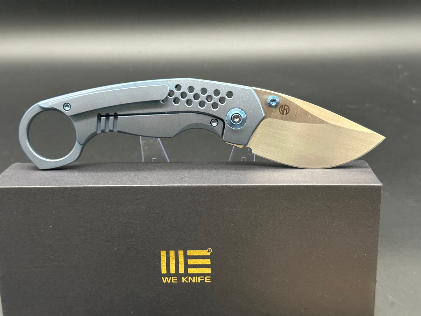 WE ENVISAGE FOLDING KNIFE BLUE TITANIUM HANDLE 20CV DROP POINT