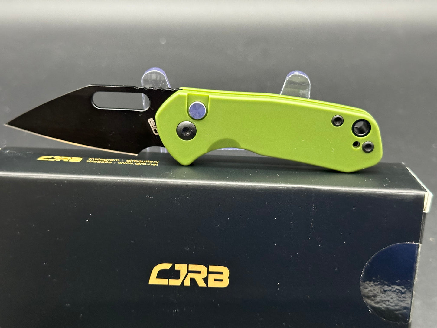 CJRB Mini Pyrite button lock - D2 blade, green handle