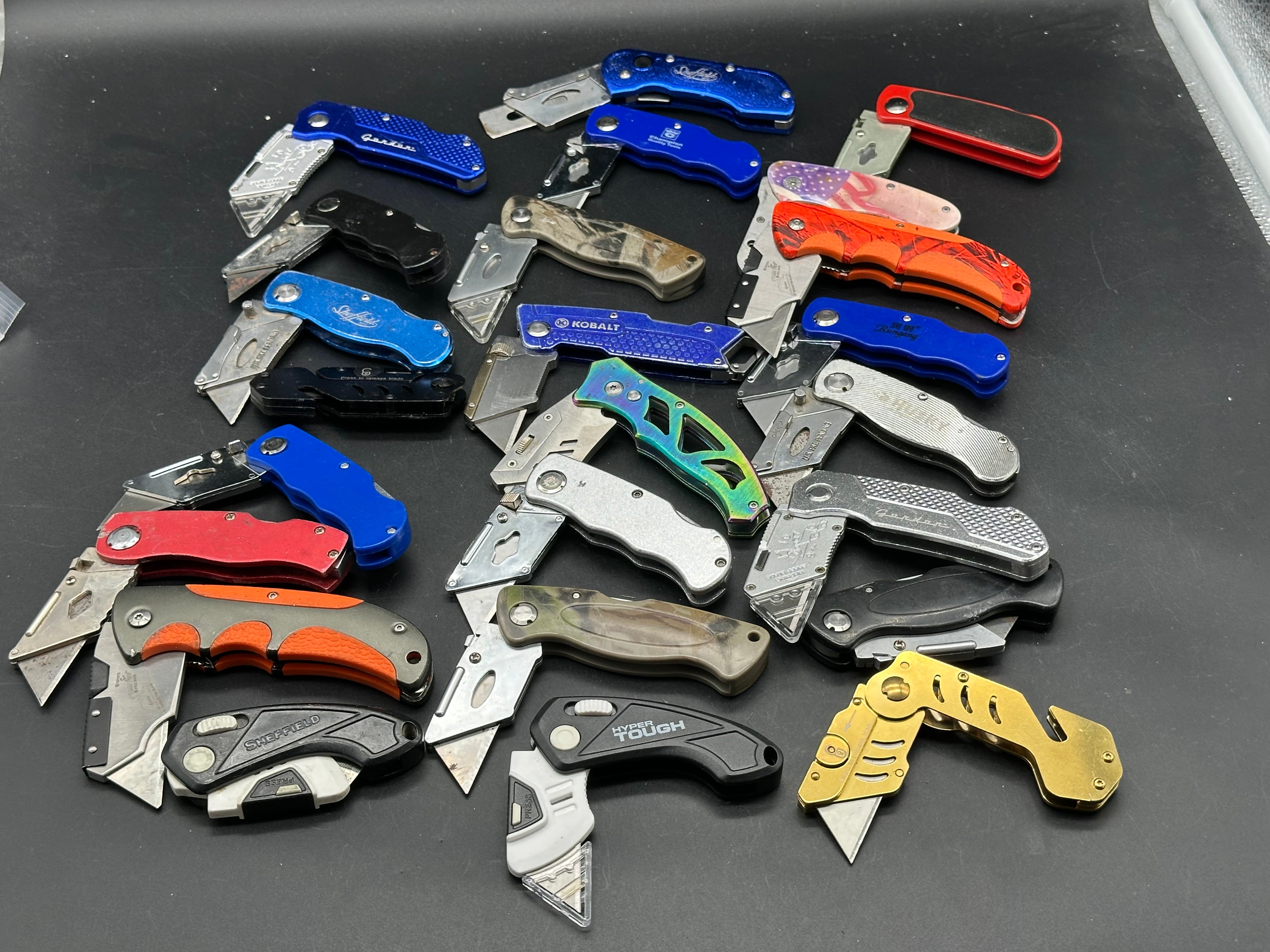 Bundle of utility knives