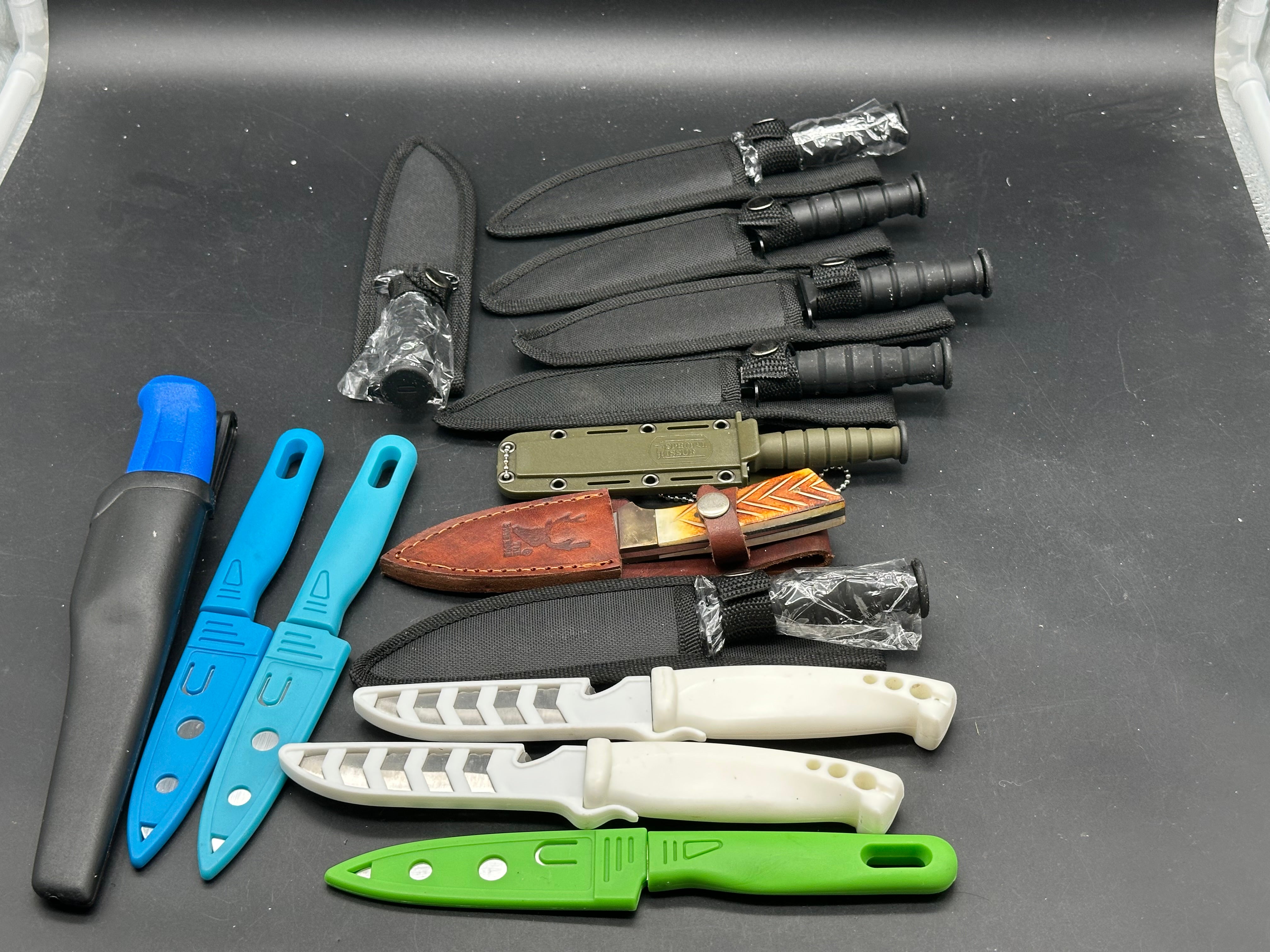 Bundle of 13 fixed blade knives