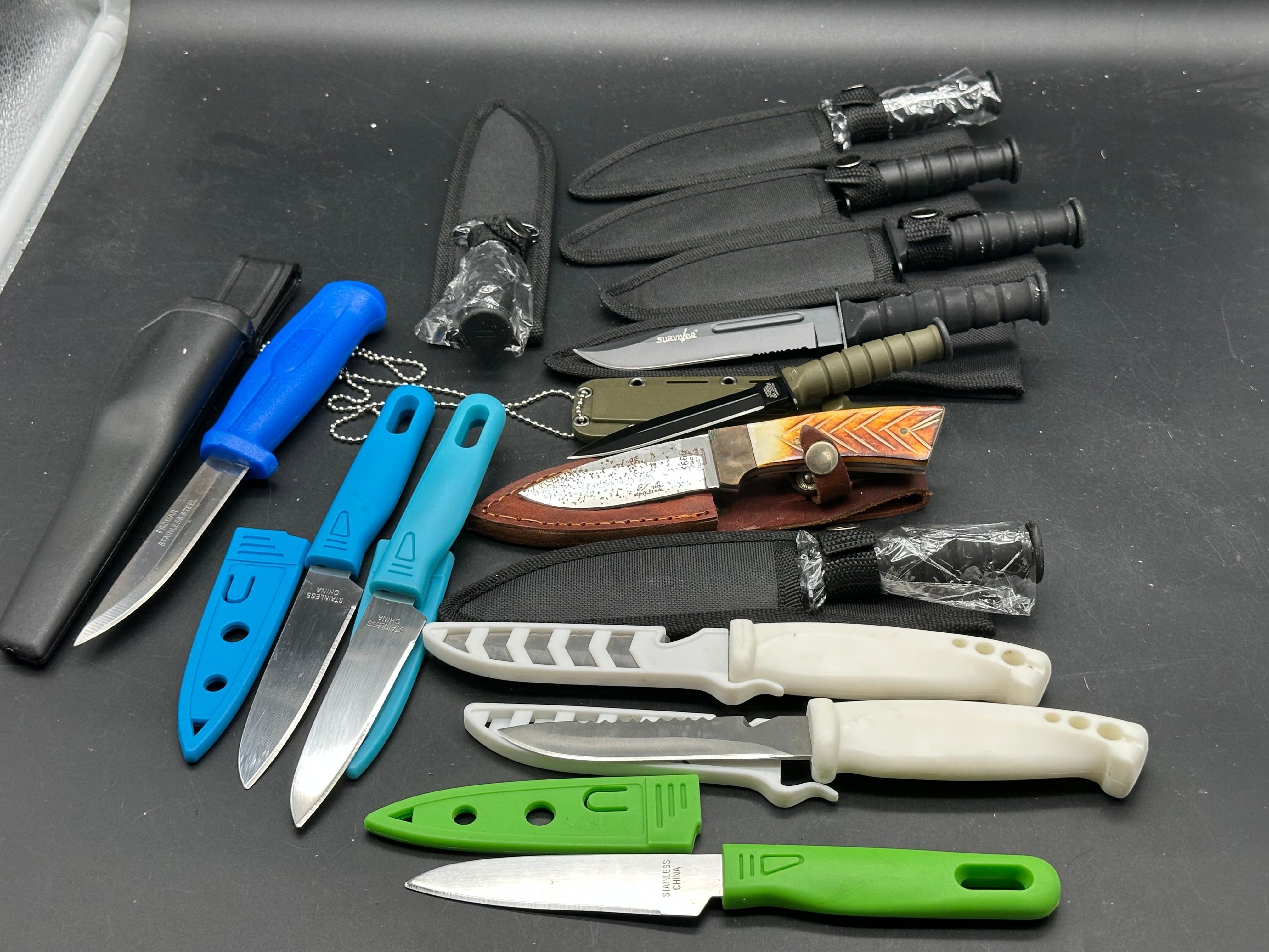 Bundle of 13 fixed blade knives